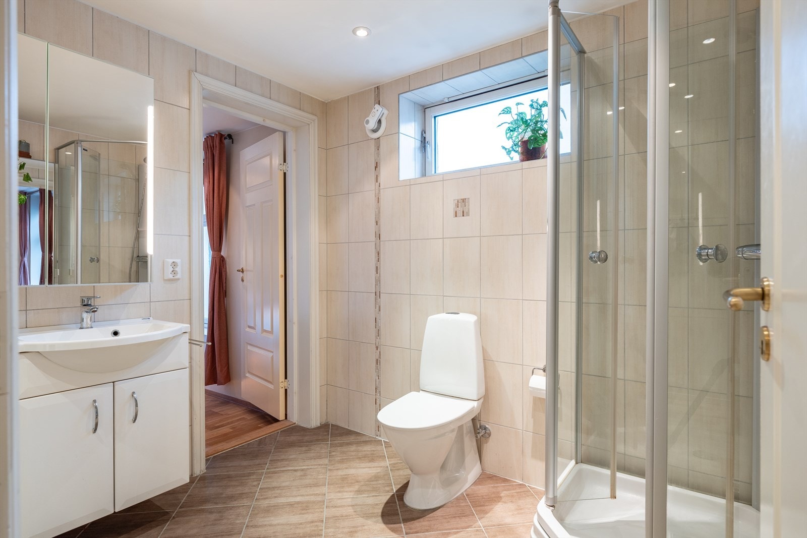 Fra baderommet er det direkte tilkomst til hovedsoverommet. Svært praktisk! Galleribilde