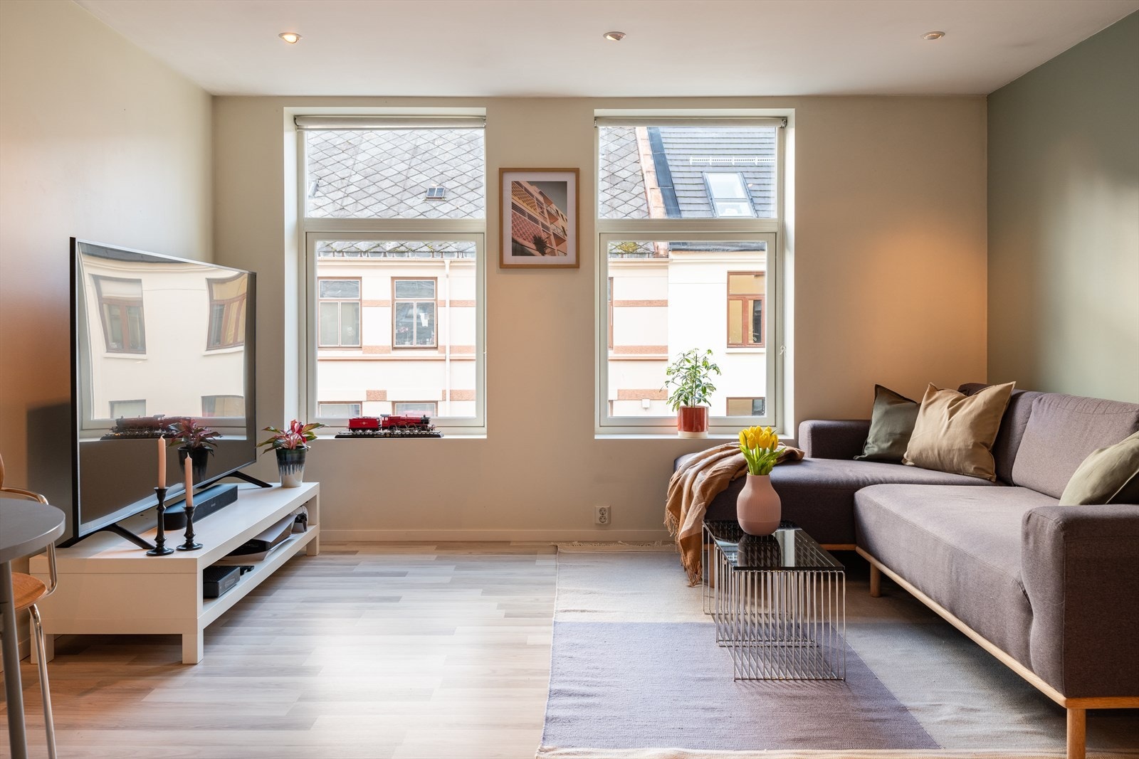 Stor stue med moderne vegg- og gulvflater Galleribilde