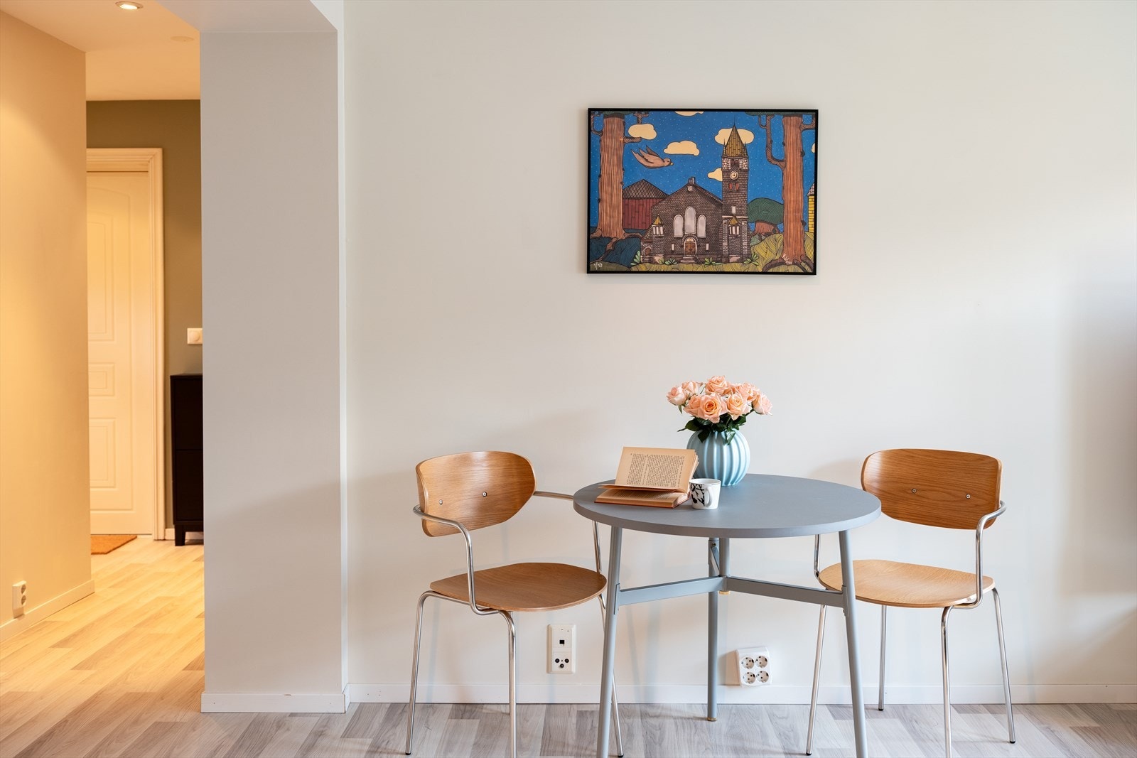 Stuen byr på flere møbleringsmuligheter med plass til hyggelig spisekrok, samt romslig sofagruppe Galleribilde