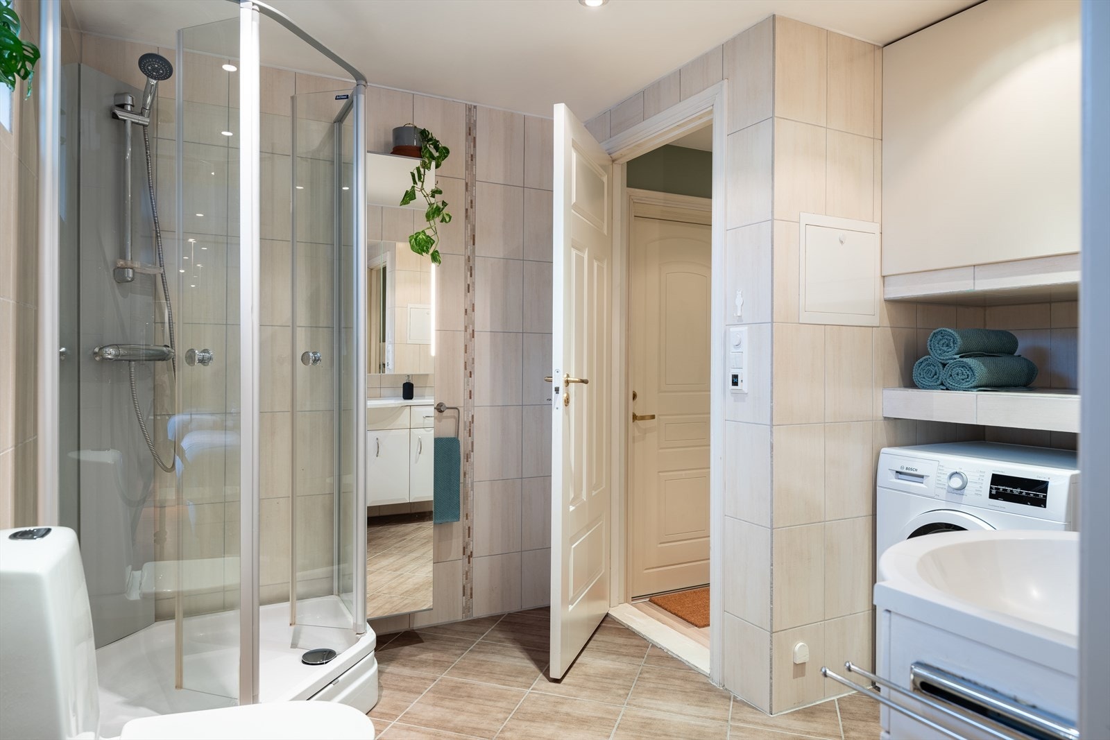 Baderommet er ca 6,5 m² og har flis på gulv og vegg, malt slett himling. Galleribilde