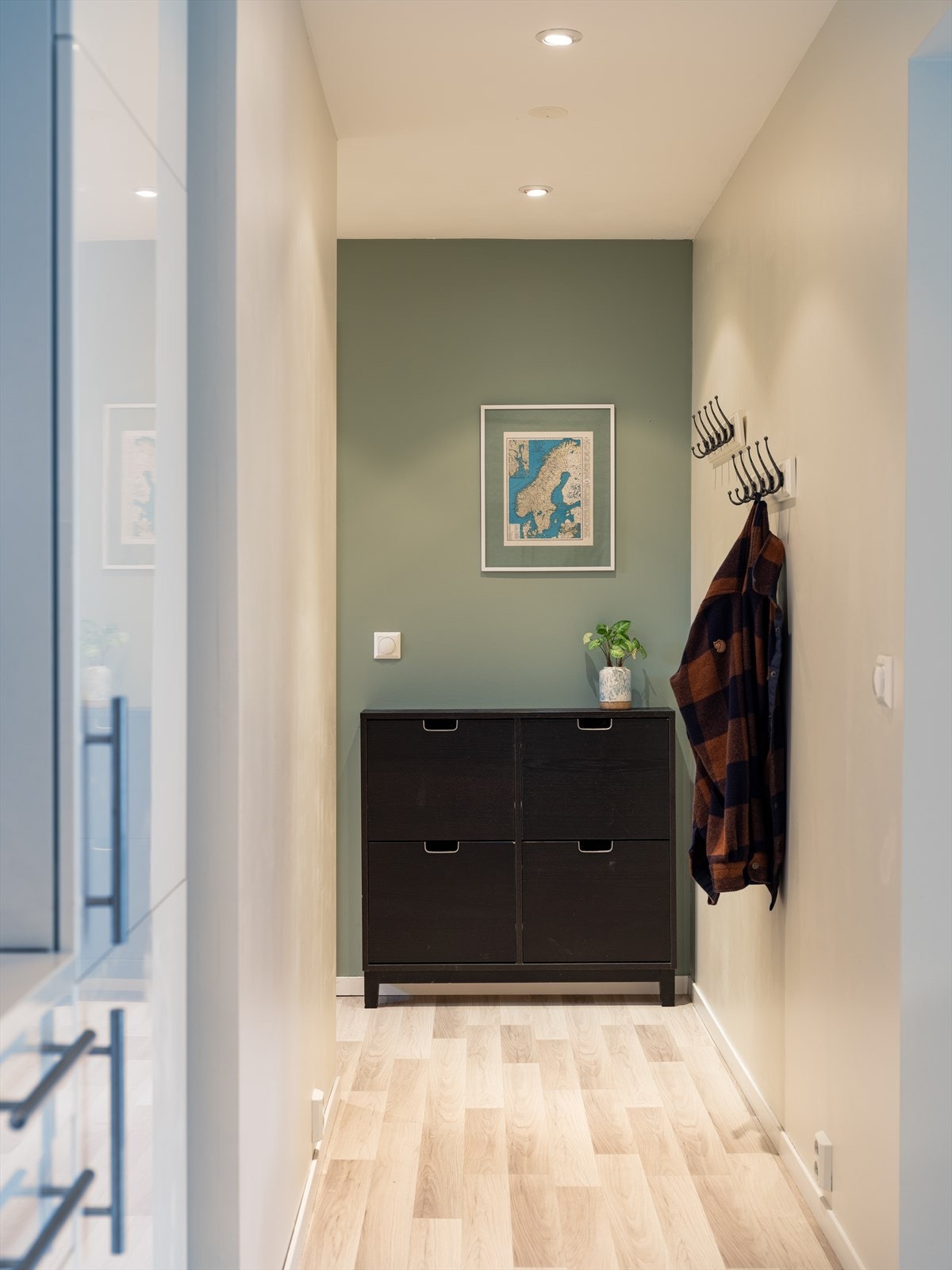 Entréen er ca 3,9 m². bilde tatt fra stue/kjøkkenet. Galleribilde