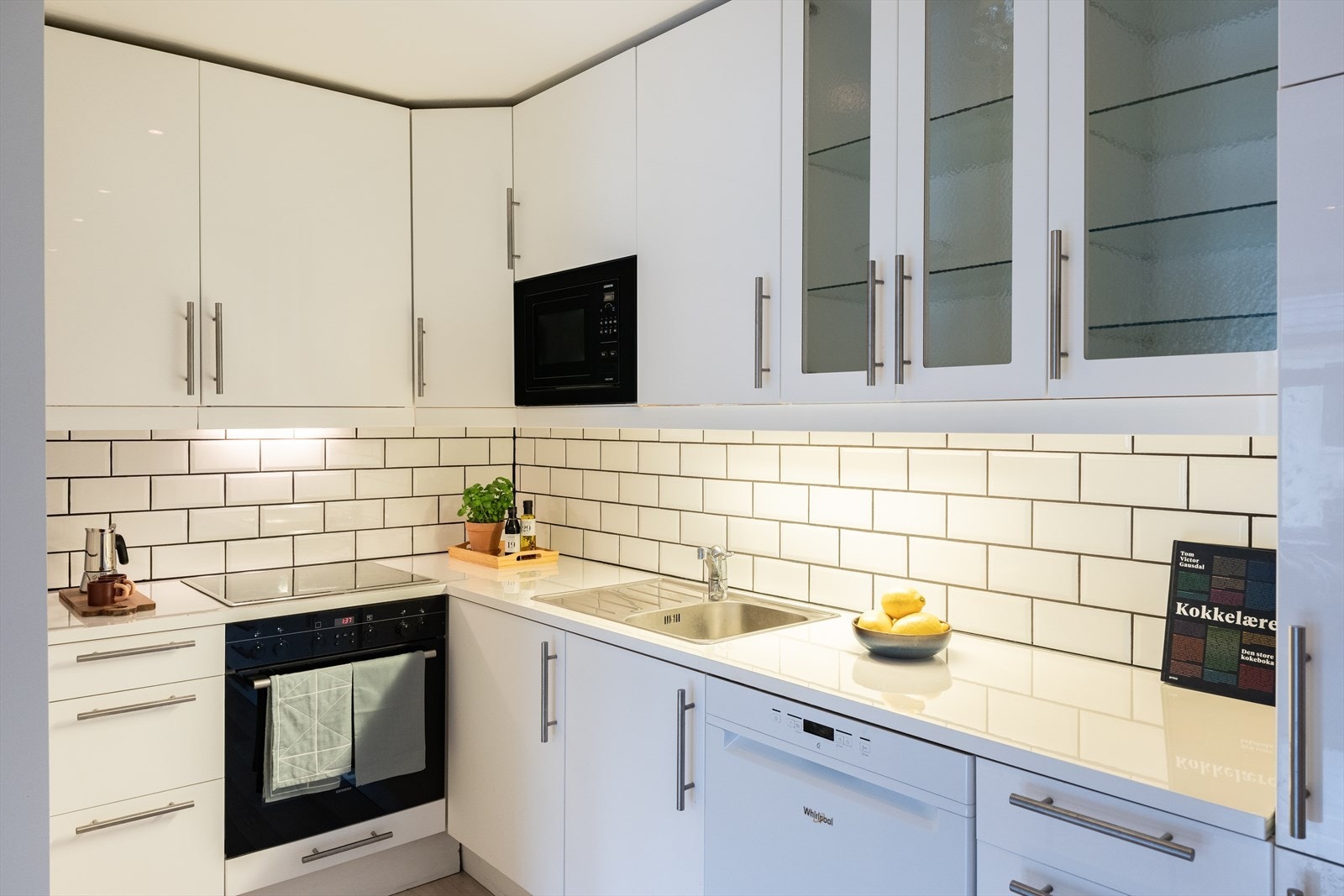 Kjøkkenet har godt med lagringsplass i skap- og skuffer, samt romslig benkeplass. Galleribilde