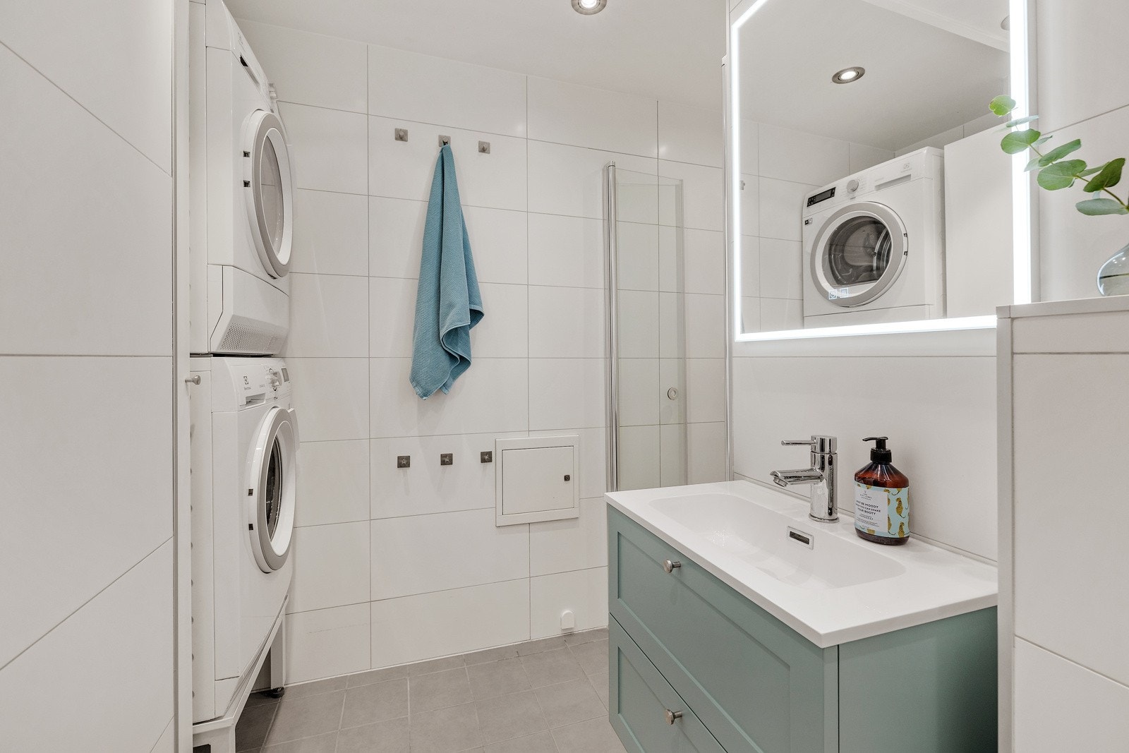 Pent, flislagt baderom, som ble pusset opp i 2013. Plass og opplegg for vaskemaskin og tørketrommel. Galleribilde