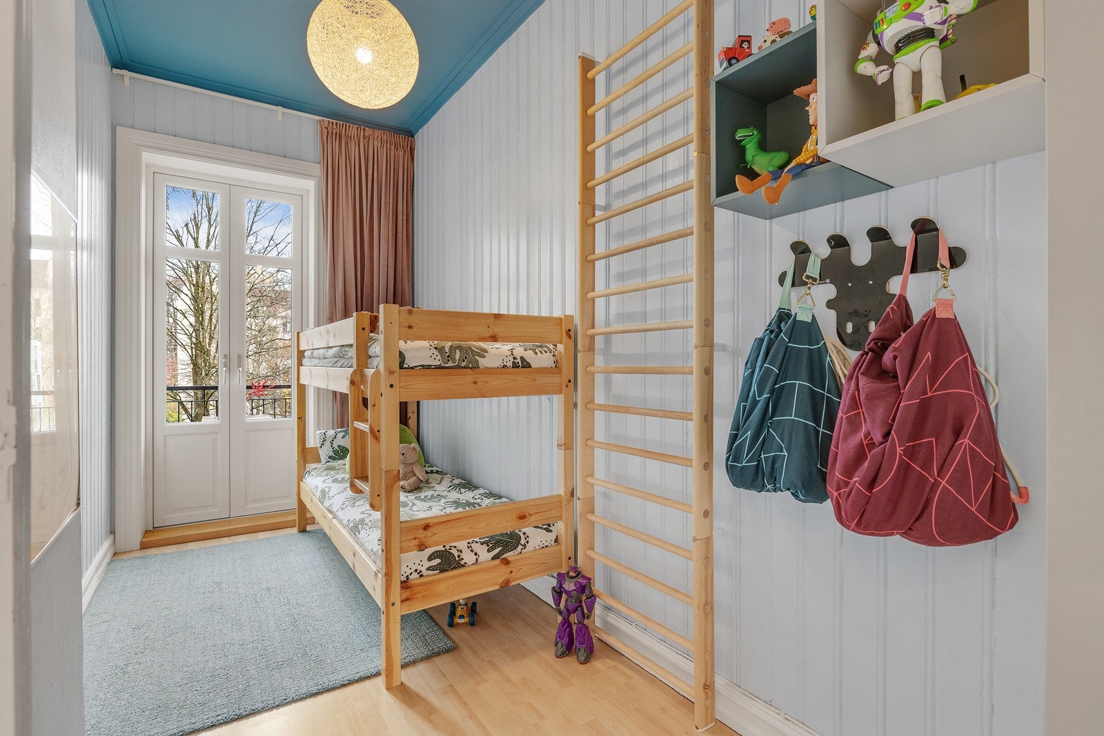 Rommene får inn rikelig med naturlig lys gjennom de store klassiske vindusflatene. Galleribilde