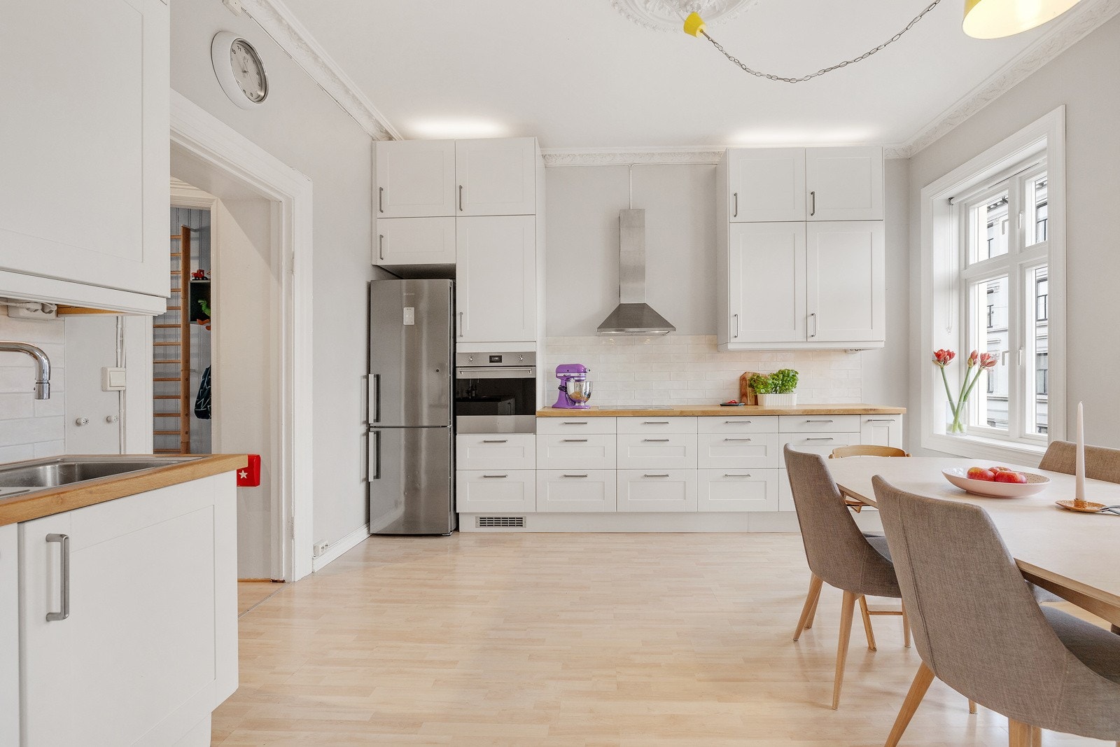 Kjøkkenet har integrerte hvitevarer som komfyr. platetopp og oppvaskmaskin. Galleribilde