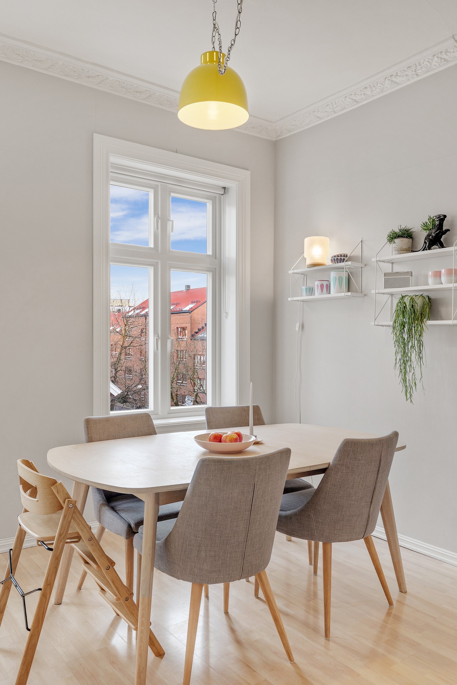 Kjøkkenet har i tillegg gode arbeidsforhold med mye benkplass og god plass til spisebord i form av langbord. Galleribilde