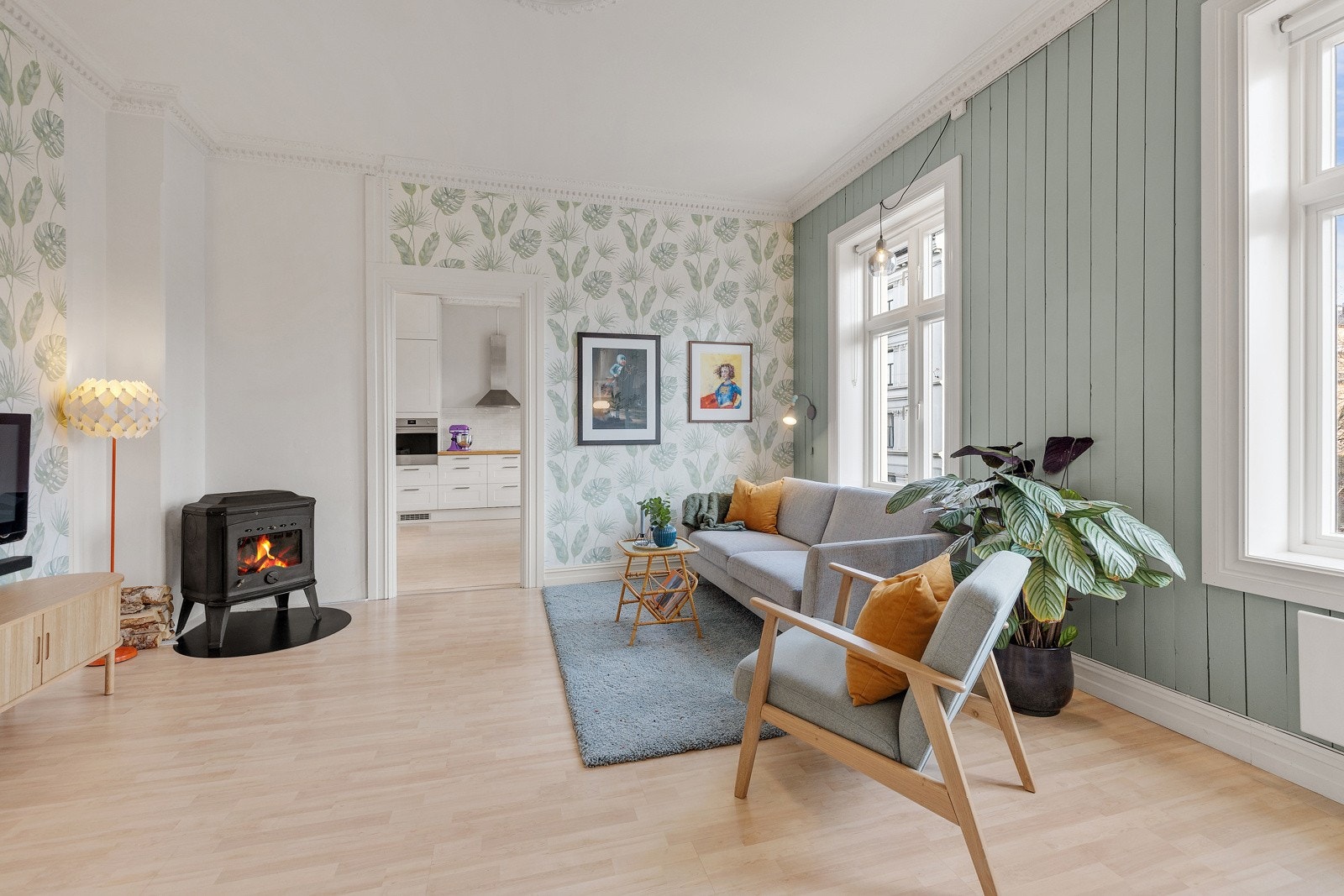 Lys og svært koselig stue med store vindusflater som gir gode lys og solforhold. Generøs takhøyde på 3,06 meter. Galleribilde