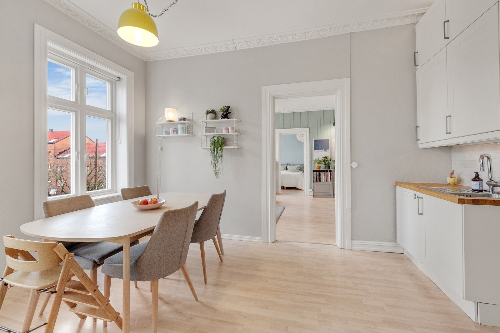 Lys og luftig planløsning med store vindusflater som slipper inn masse lys! Galleribilde