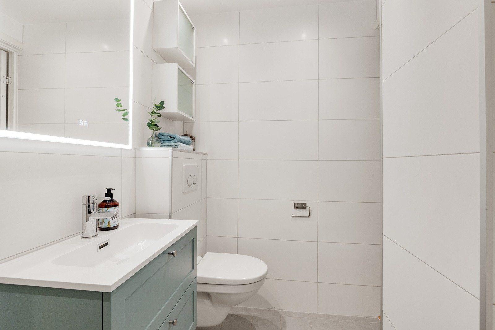 Badet er av god størrelse med dusjnisje tilkoblet hånddusj og regndusj. Galleribilde