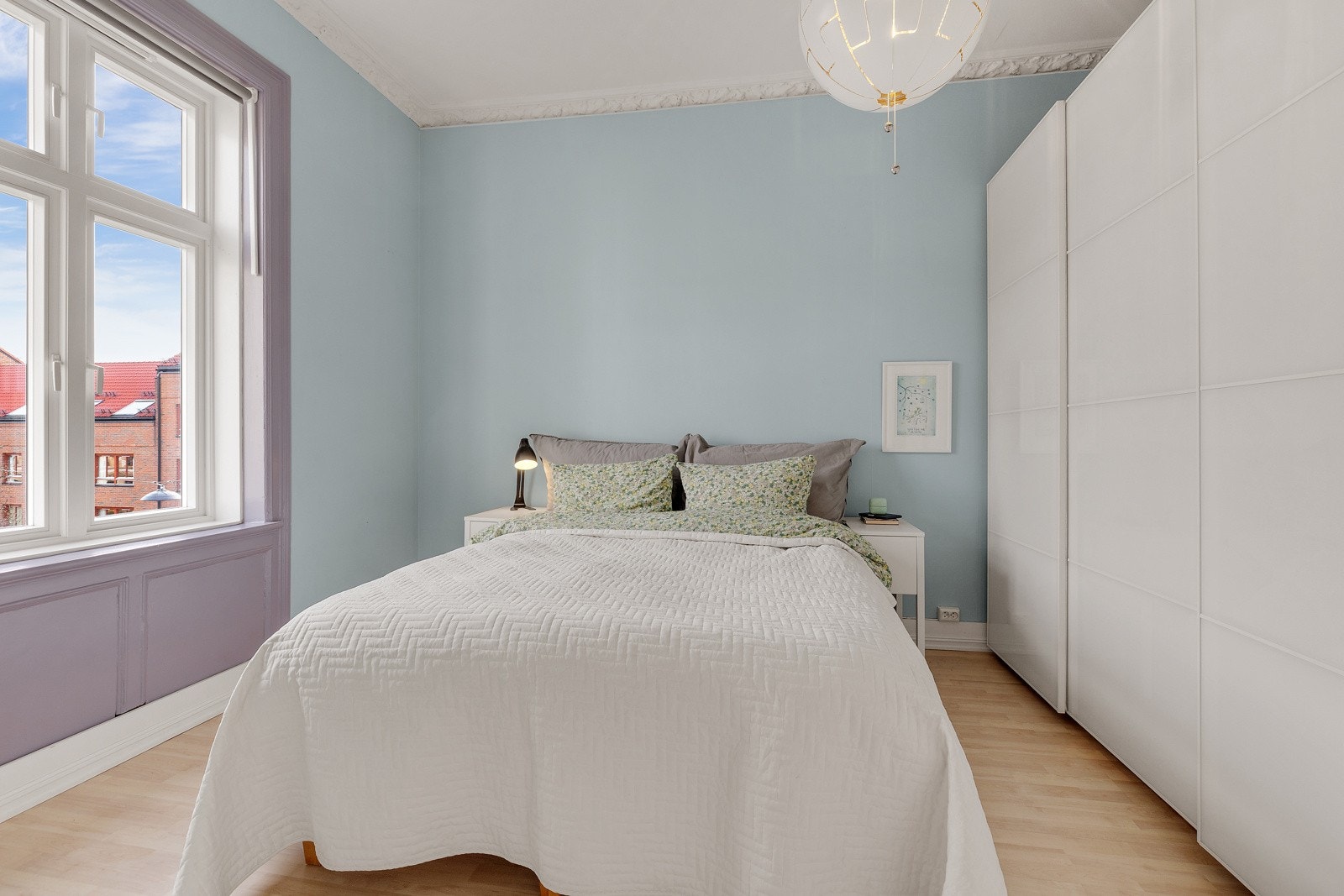 Leilighetens flotte detaljer som stukkatur, rosett og store klassiske vinduer ser vi også her. Galleribilde