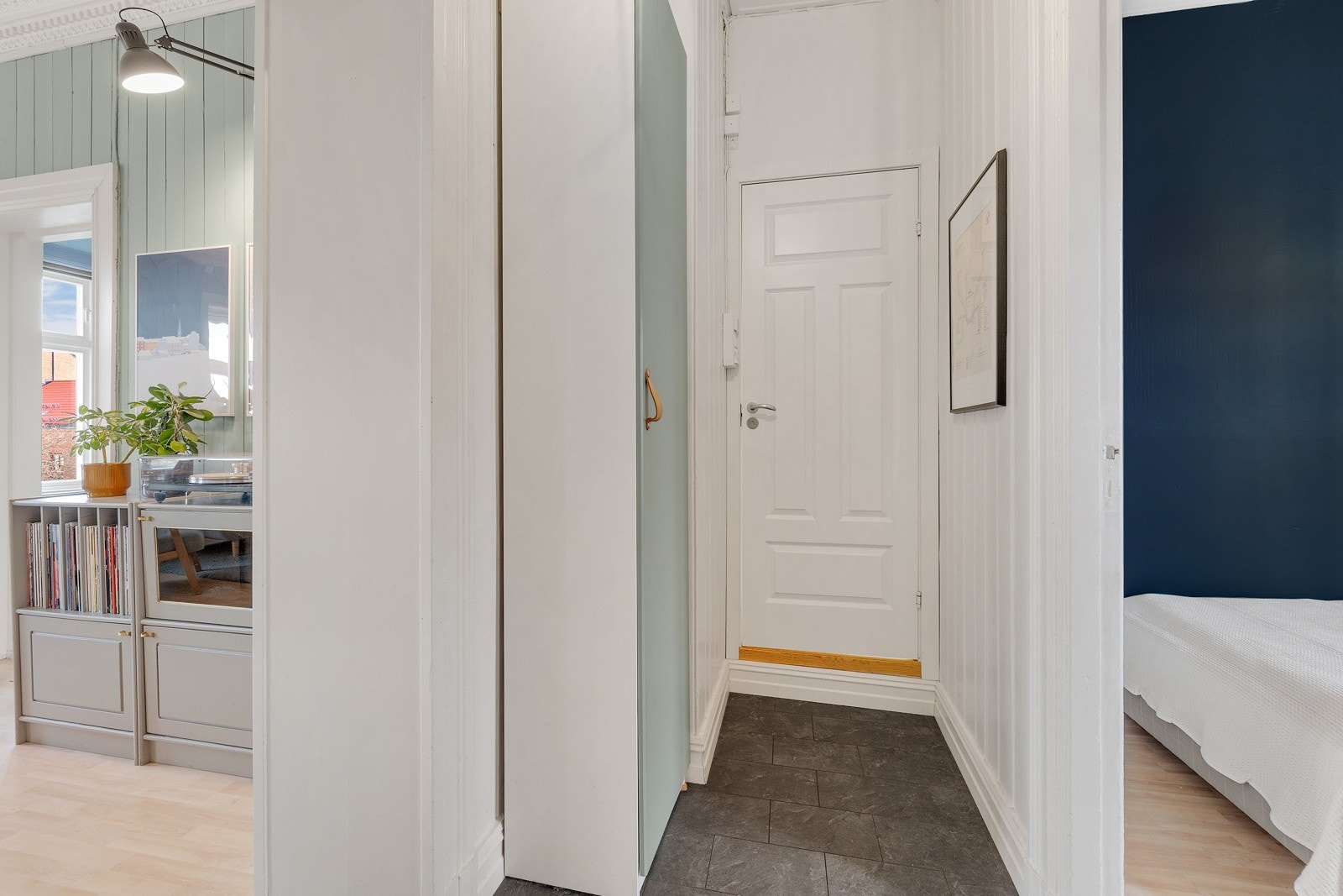 Du ønskes velkommen inn i en lys og innbydende entré. Galleribilde