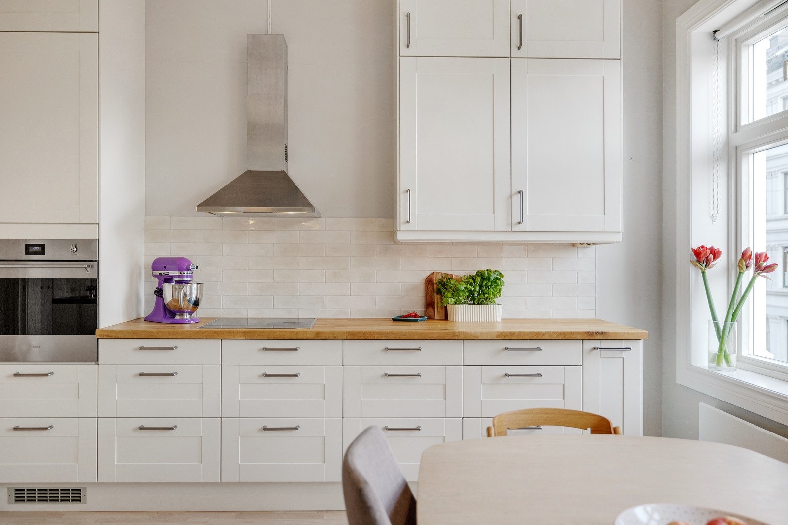 Kjøkkenet oppleves velholdt og fremstår svært koselig med nydelig rosett og stukkatur og store klassiske vindusflater som slipper inn rikelig med naturlig lys. Galleribilde