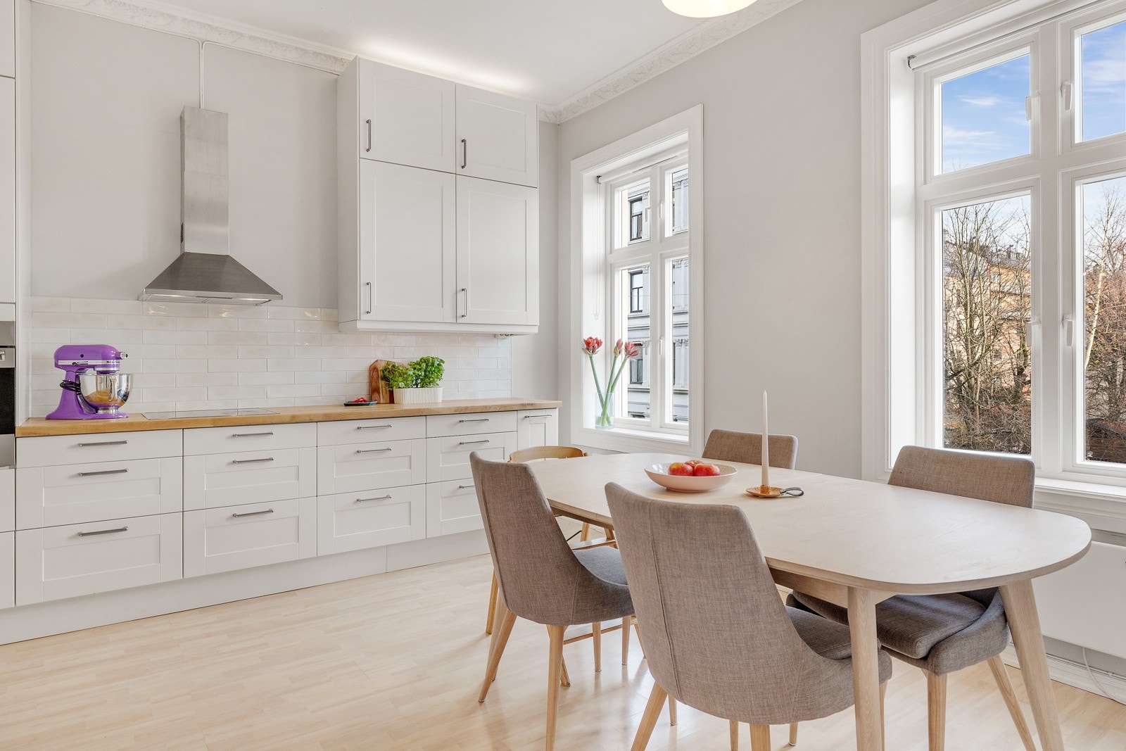 Kjøkkeninnredning fra 2011 som inneholder innredning med hvite profilerte fronter og benkeplate av tre. Galleribilde