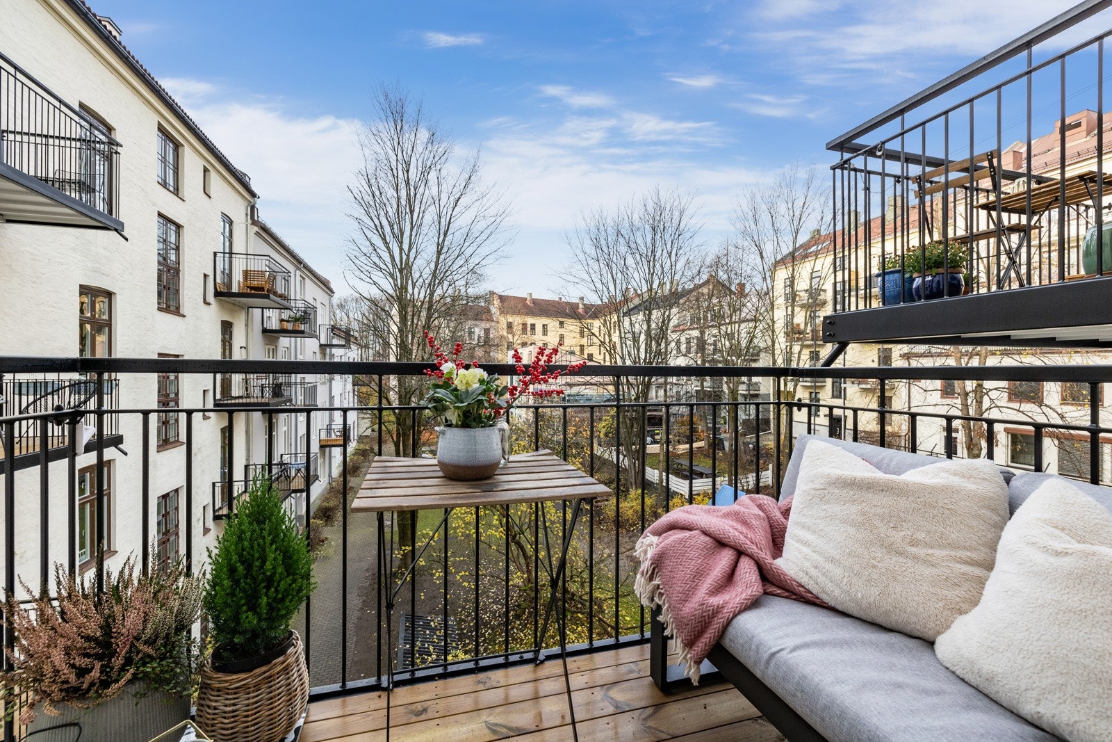 Balkongen har svært gode solforhold med sol fra kl. 12:00-20/21.00 på sommeren. Galleribilde