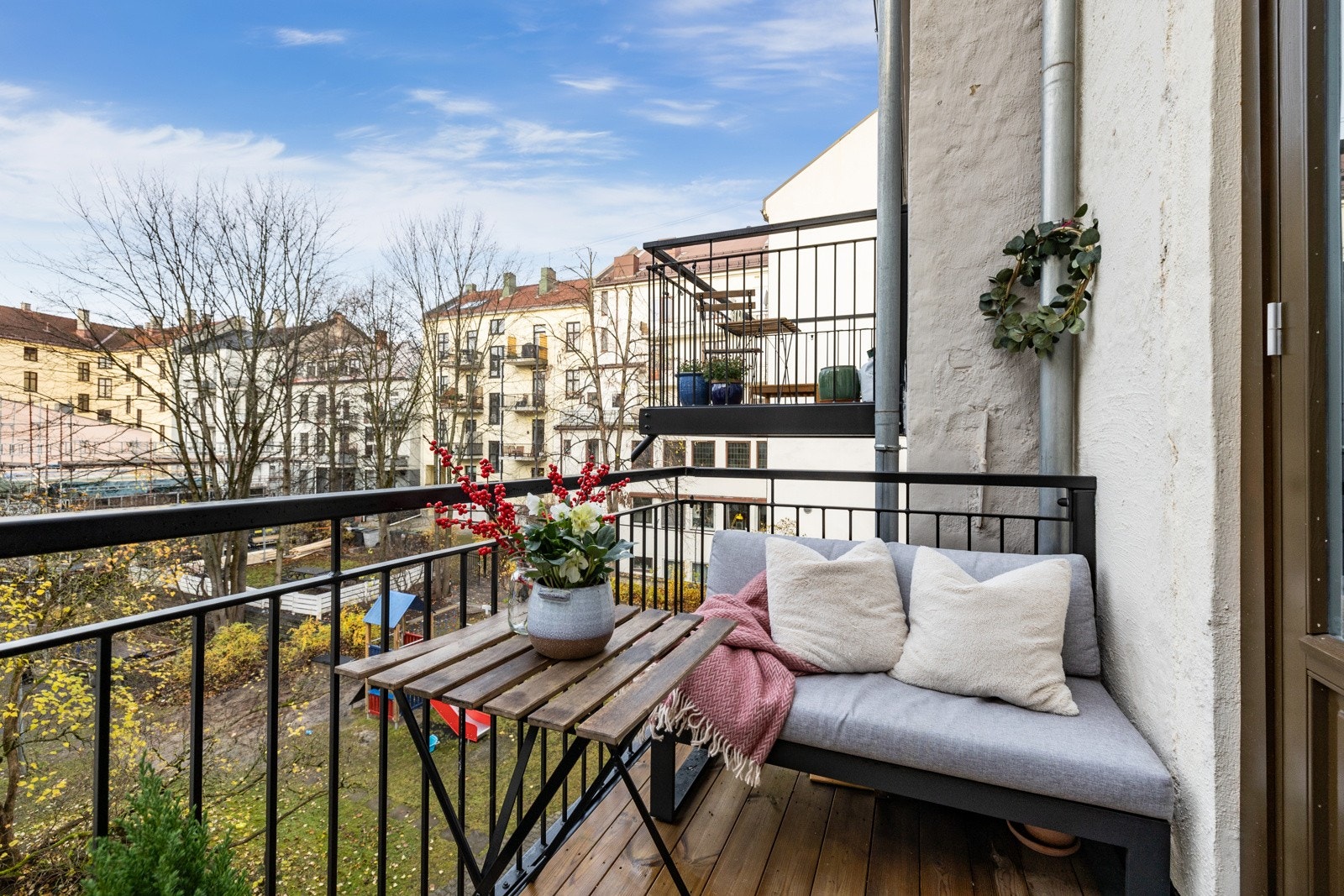 Vestvendt balkong inn mot bakgården Galleribilde