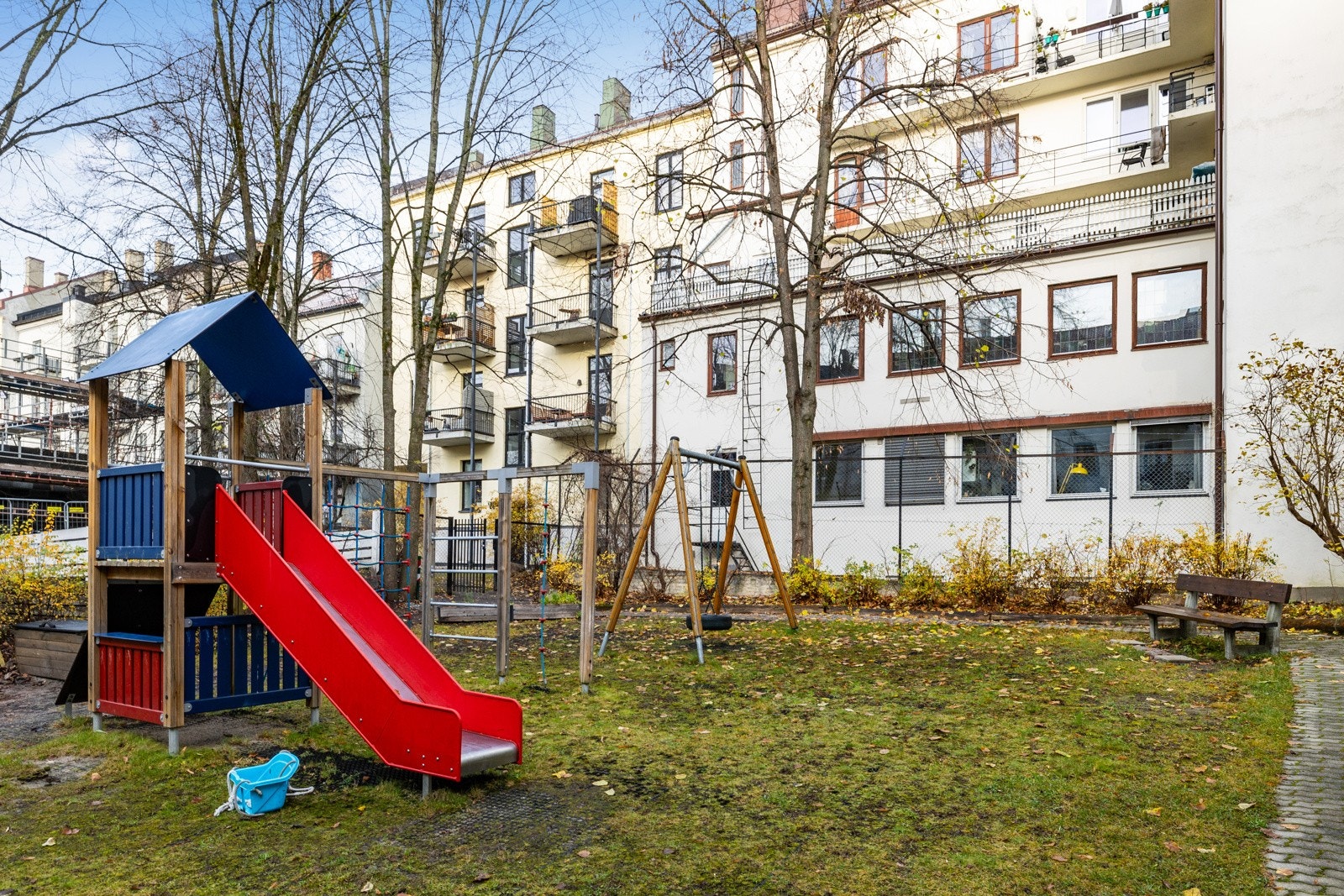 Tomten er fellesareal og består av en svært pent opparbeidet bakgård. Galleribilde