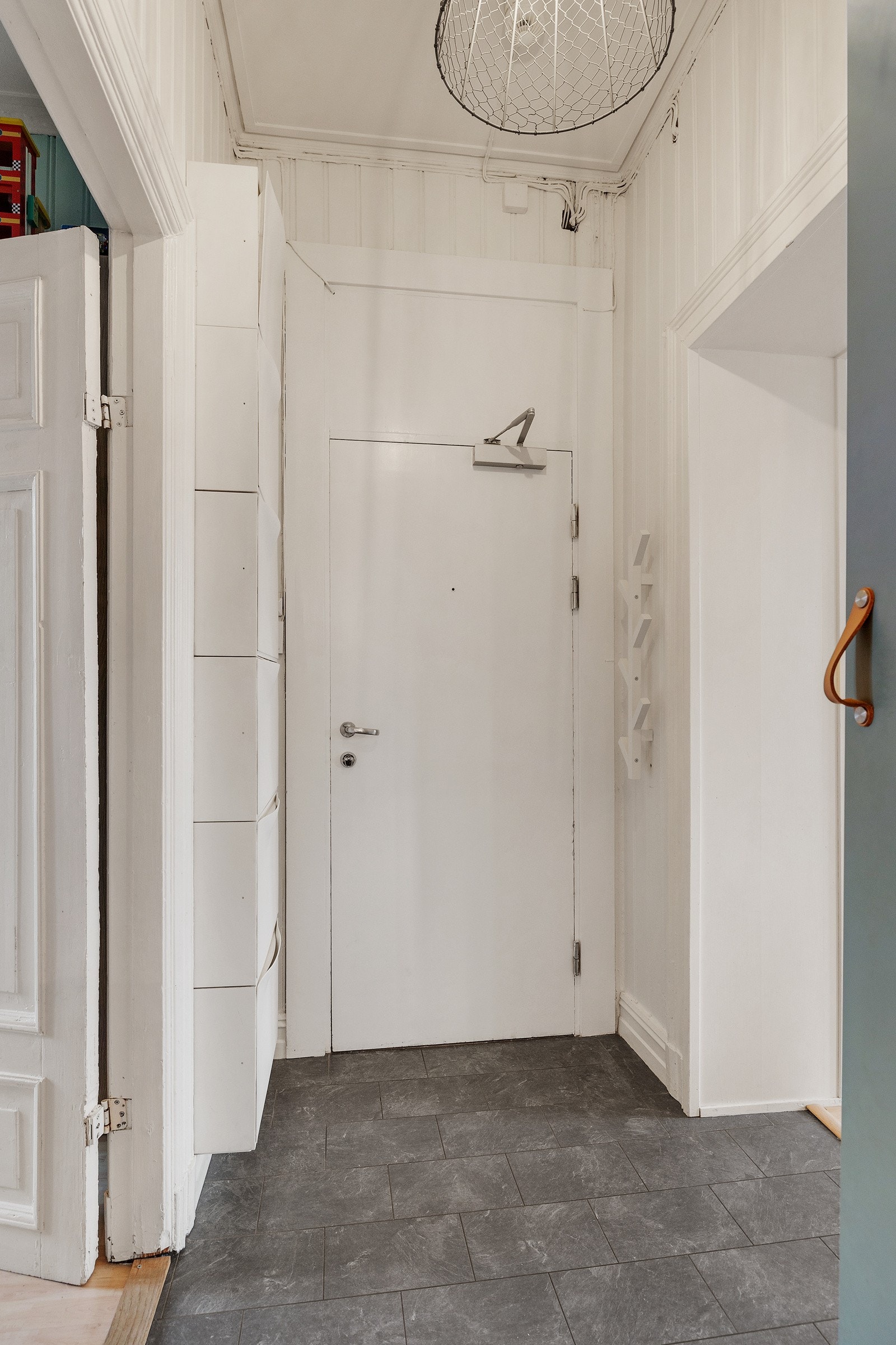 I entréen har du også et skap med ytterligere gode lagringsmuligheter. Galleribilde