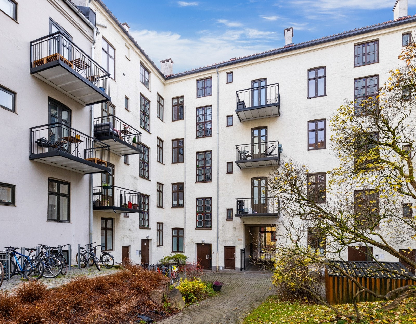 Flere hyggelige sittegrupper og bakgården oppleves som en oase for beboerne. Galleribilde