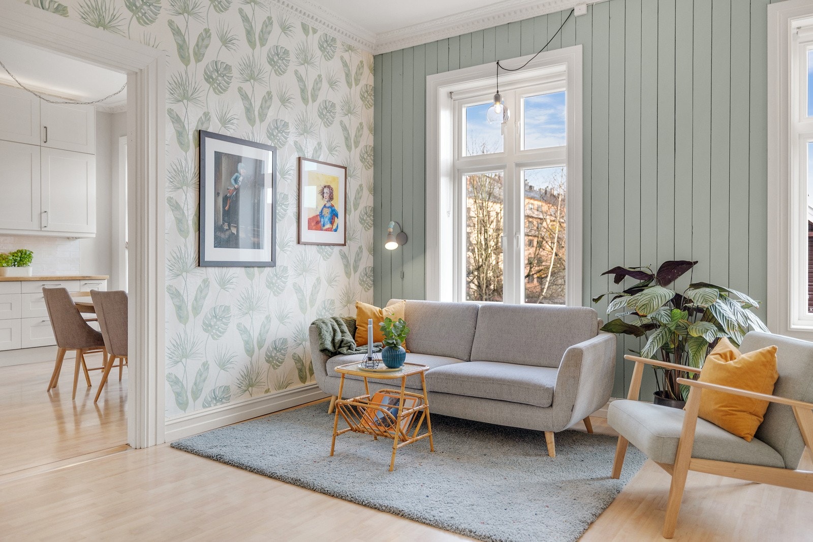 Stuen er enkel å innrede med naturlig plass til både sofa, TV med tilhørende møblement og bokhyller. Galleribilde