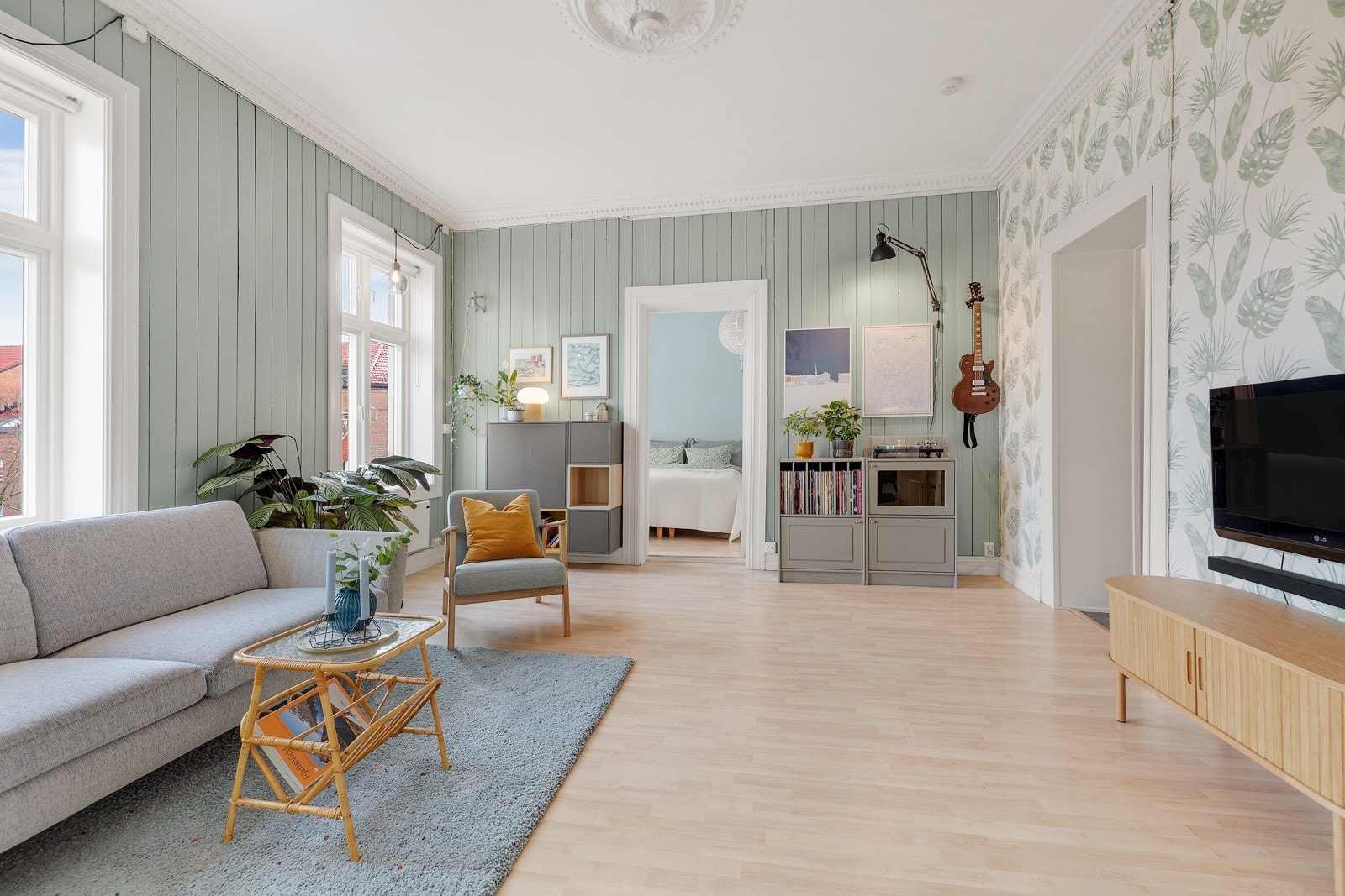 Kvaliteter som god takhøyde, dype vinduskarmer og sjarmerende stukkatur og rosett gir en god romfølelse og et herlig særpreg. Galleribilde