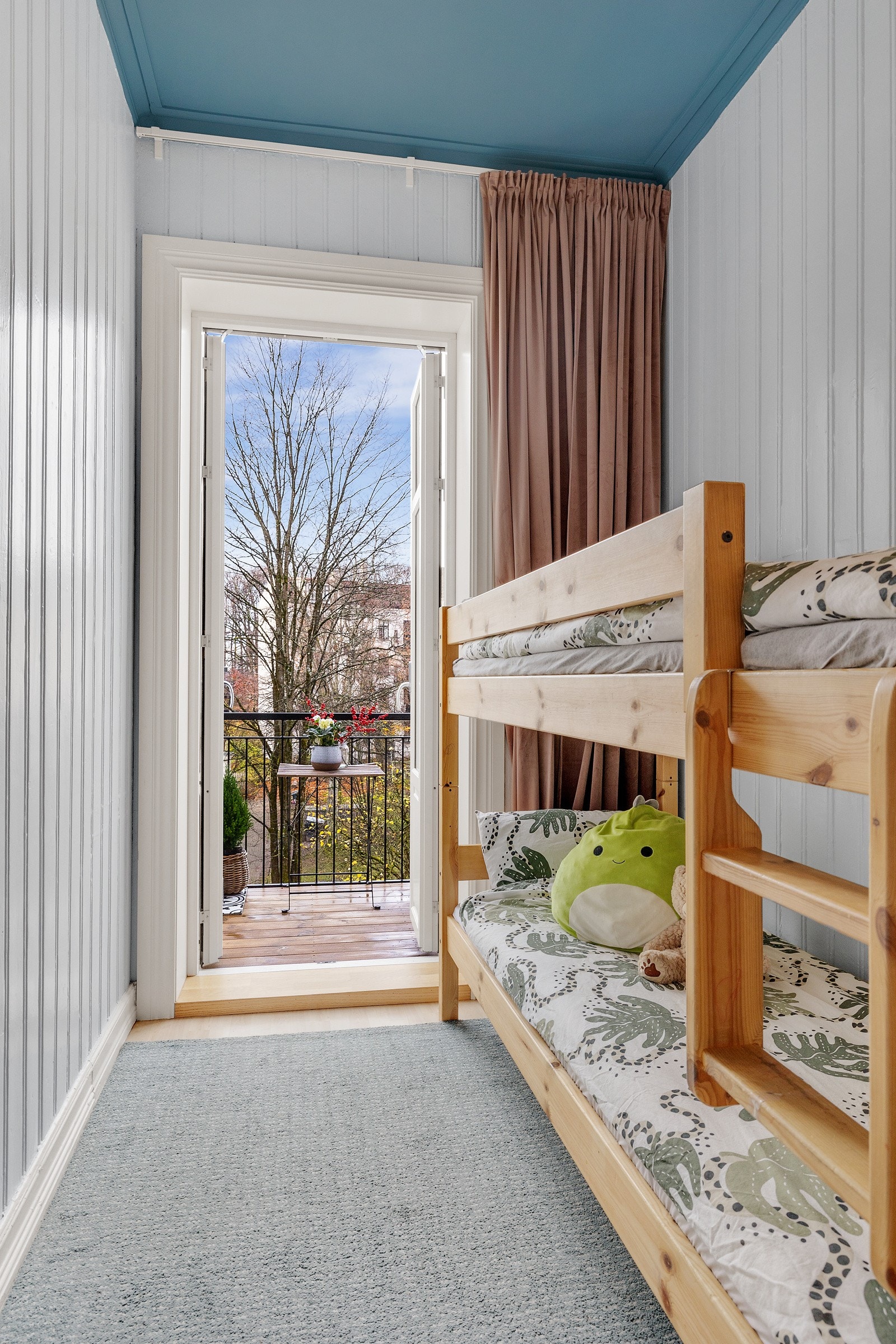 Fra soverom 3 er det utgang til en herlig vestvendt balkong på ca. 3 kvm som var ny i 2023. Galleribilde