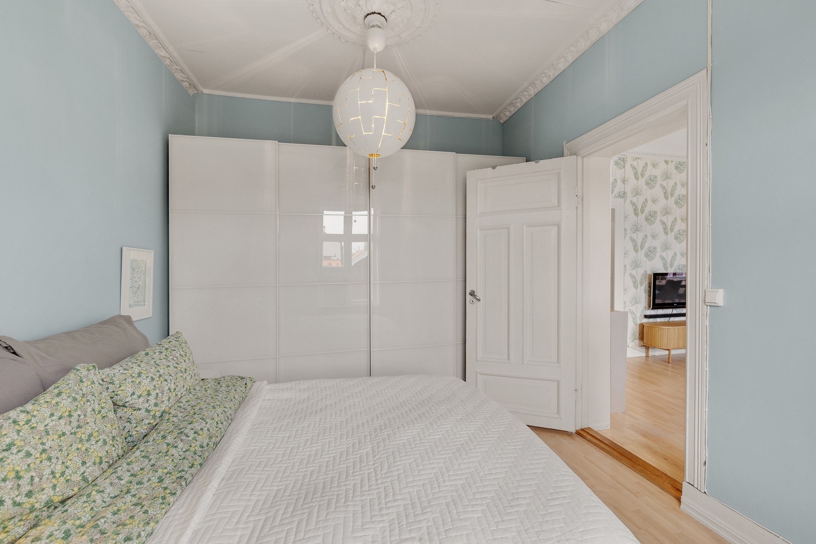 Rommet har god plass til dobbeltseng samt god lagringsplass i skyvedørsgarderobe. Galleribilde