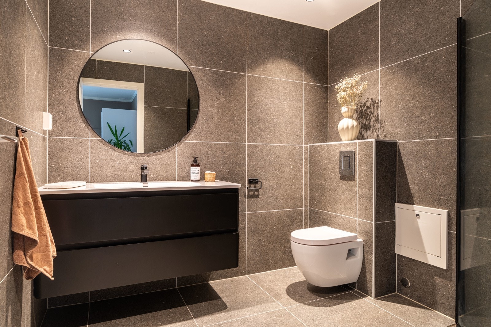 Badet er totalrenovert i 2021 og fremstår som moderne og velholdt Galleribilde