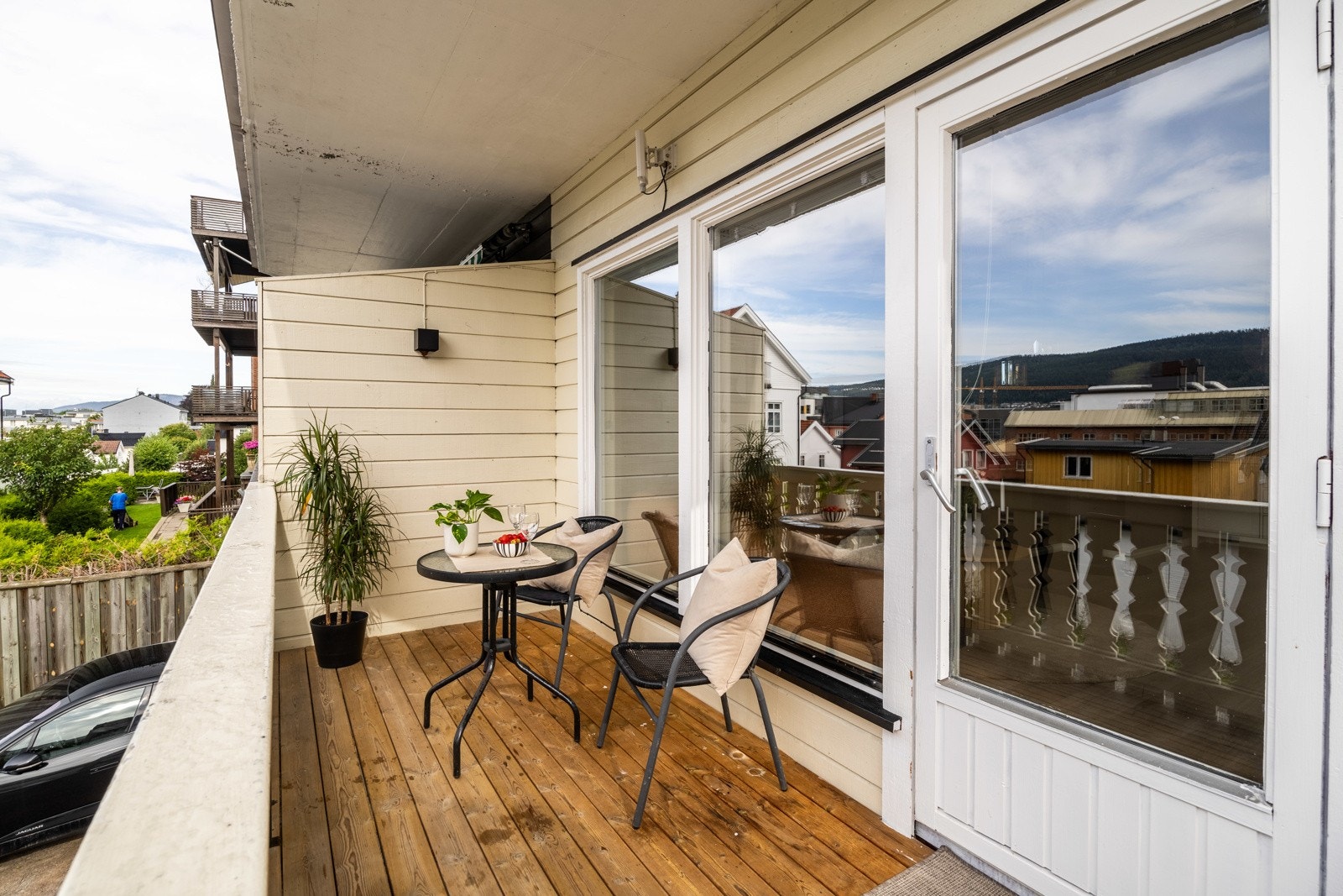 Balkong vendt mot felles bakgård med garasjeplass + felles parkering Galleribilde