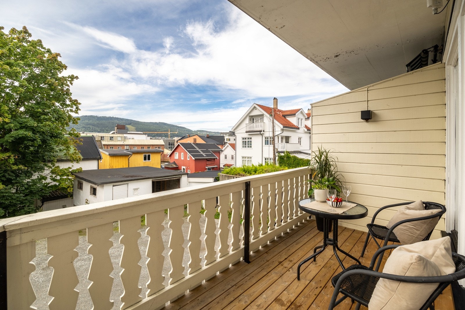 Sørvendt balkong på ca 7 m2. Galleribilde