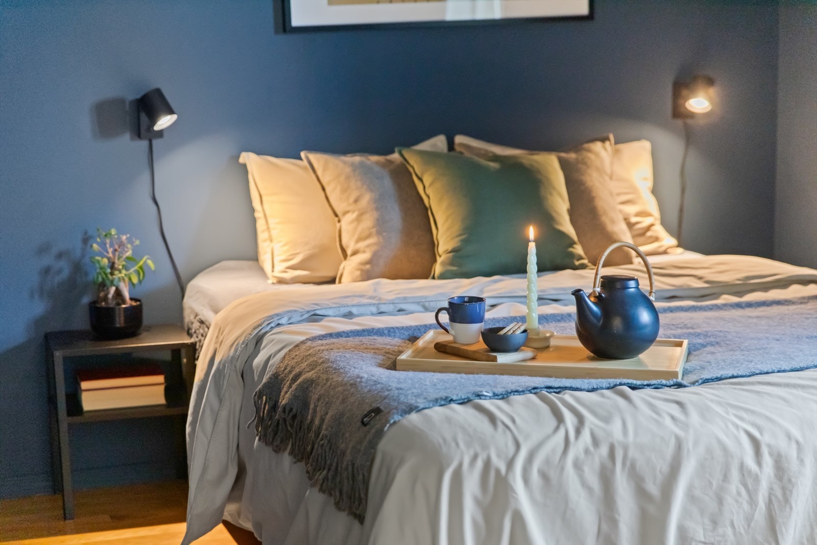 Det er rikelig med plass for en stor dobbeltseng, med tilhørende nattbord. Galleribilde