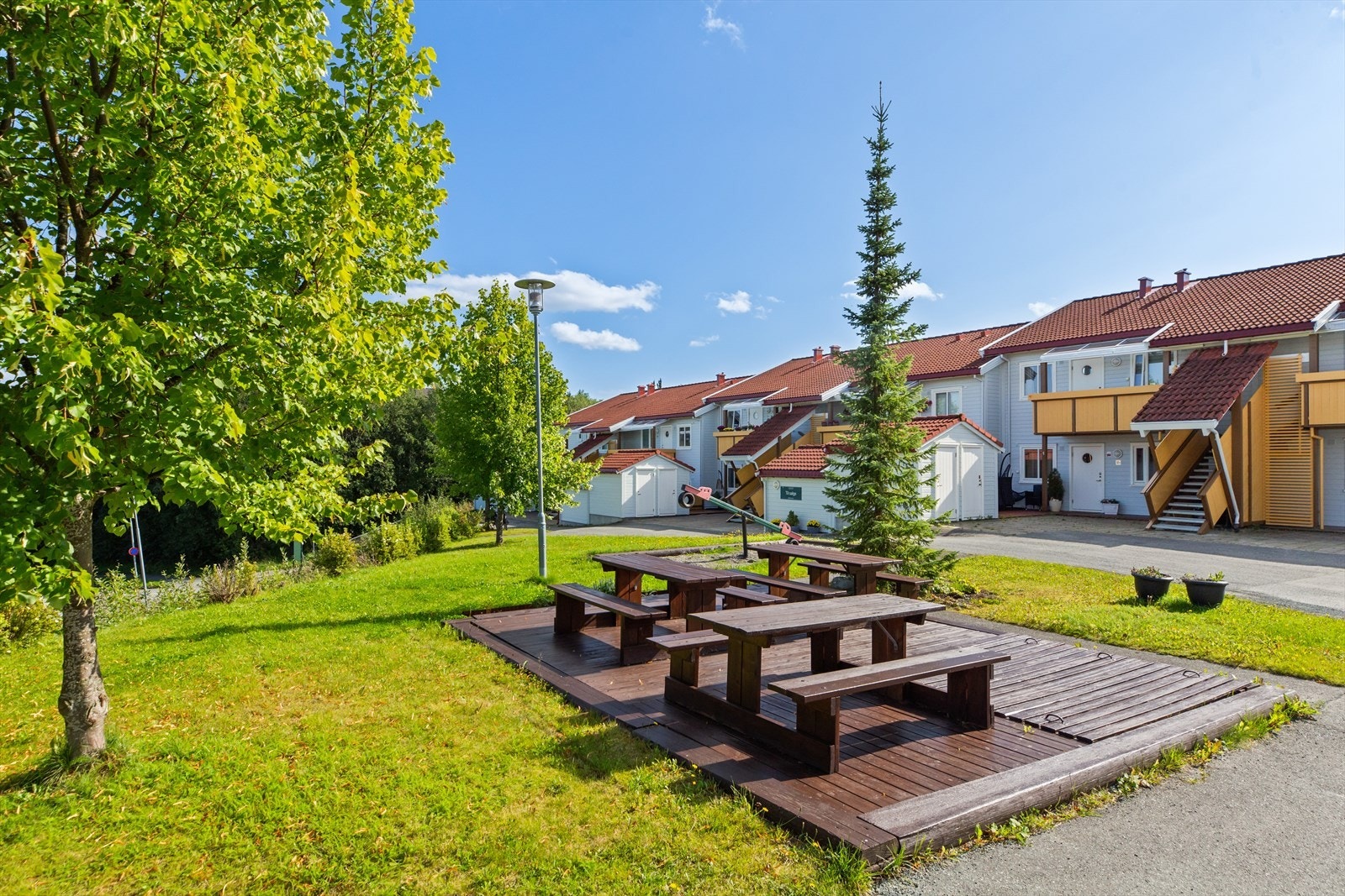 Borettslaget disponerer flotte fellesområder både ute- og innendørs. Det er i tillegg kort avstand til bussholdeplassen "Rate", hvor man enkelt kommer seg til og fra sentrum. Her vil man trives uansett alder. Galleribilde