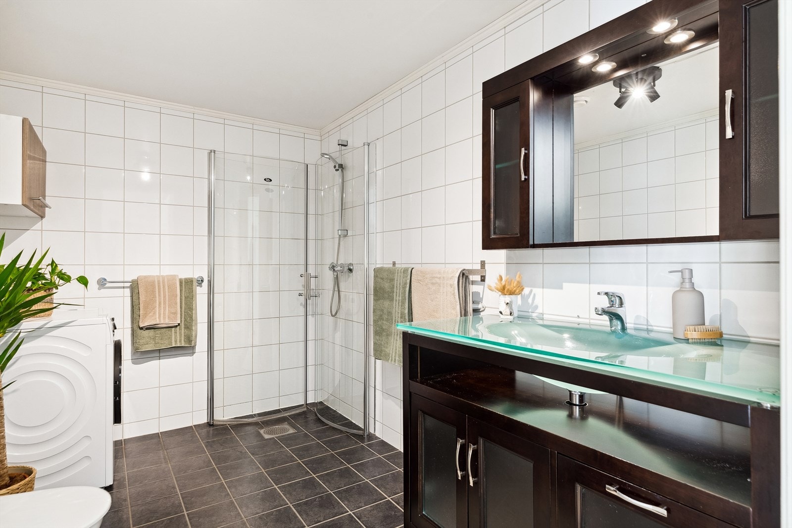 Boligen har et moderne og flislagt baderom, på hele 6,5 kvm. Badet holder god og velholdt standard. Galleribilde