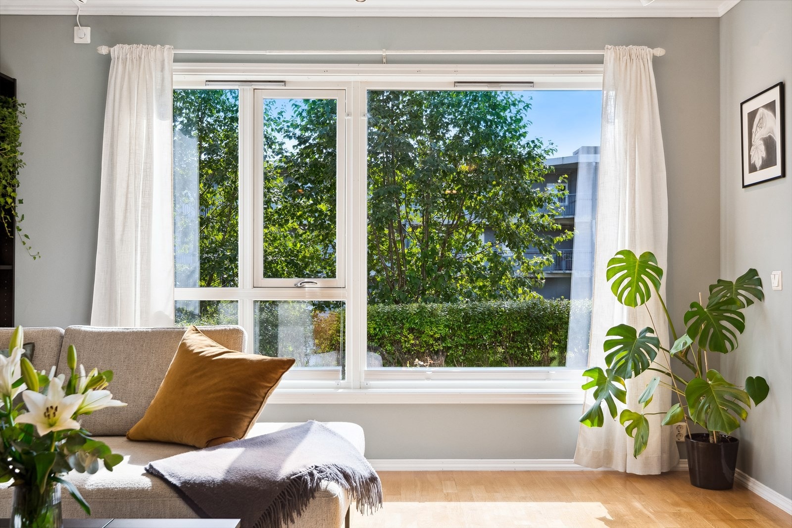 Hele leiligheten har et herlig og opplyst inneklima, som følger av moderne fargetoner og gode vindusflater. Galleribilde