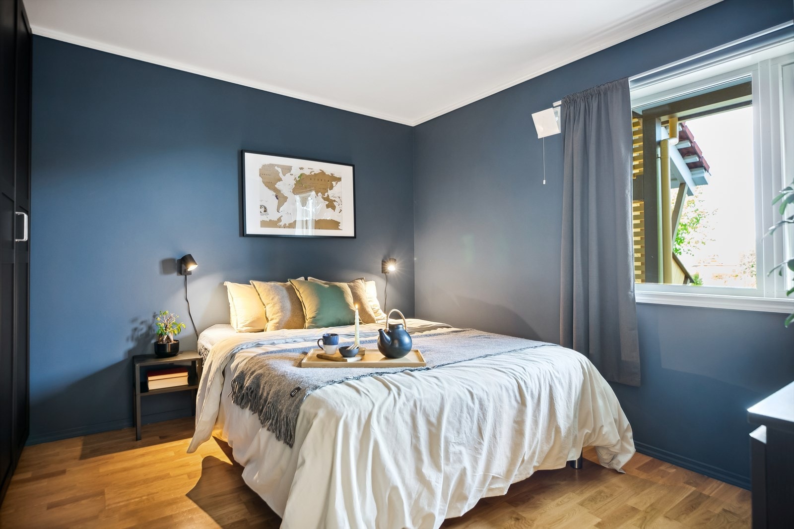 Leilighetens hovedsoverom er på hele 11,5 kvm. Rommet er malt i lune fargetoner og har stor vindusflate, som gir tilstrekkelig med dagslys. Galleribilde