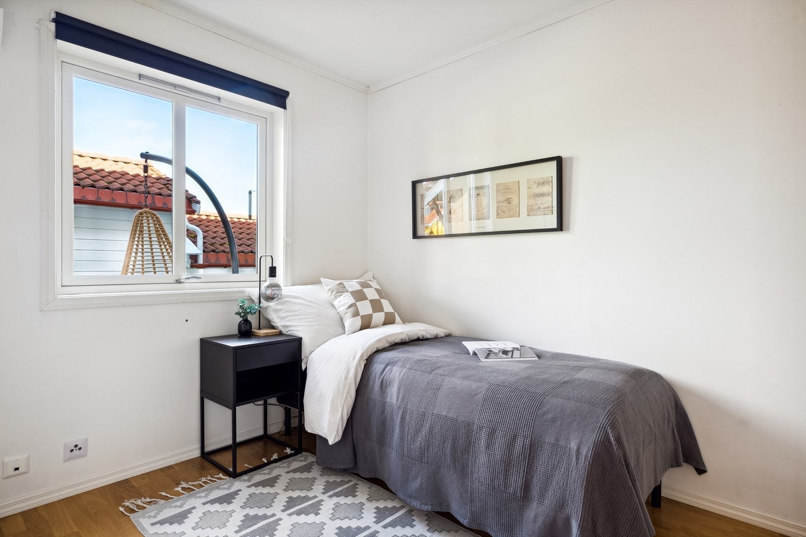 Det andre soverommet er ca. 7,5 kvm, som også har lyse overflater, stort vindu og garderobeskap. Soverommet vil kunne fungere som et fint barnerom, eller som utleie til en venn. Begge soverommene vender ut mot rolige omgivelser. Galleribilde