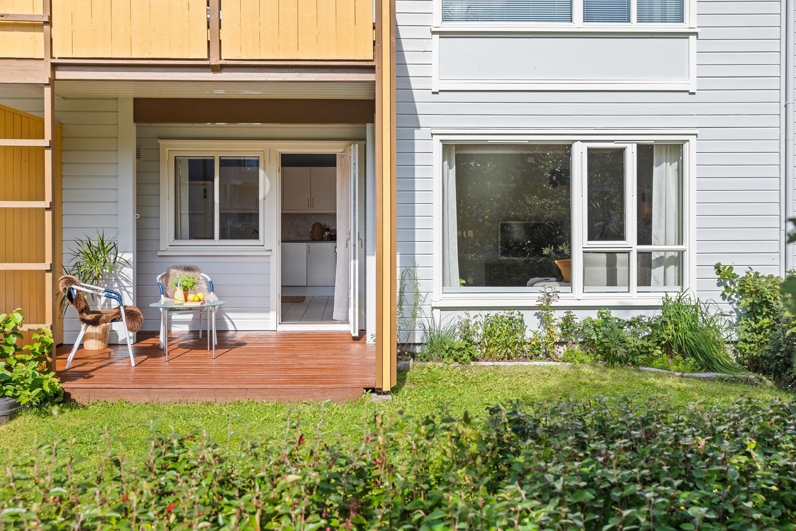 Fra stuen og kjøkkenet kan man ta seg ut til den herlige terrassen, som gir adkomst til en fantastisk hage. Uteplassen vil fungere som en god romforlenger på varme dager. Galleribilde