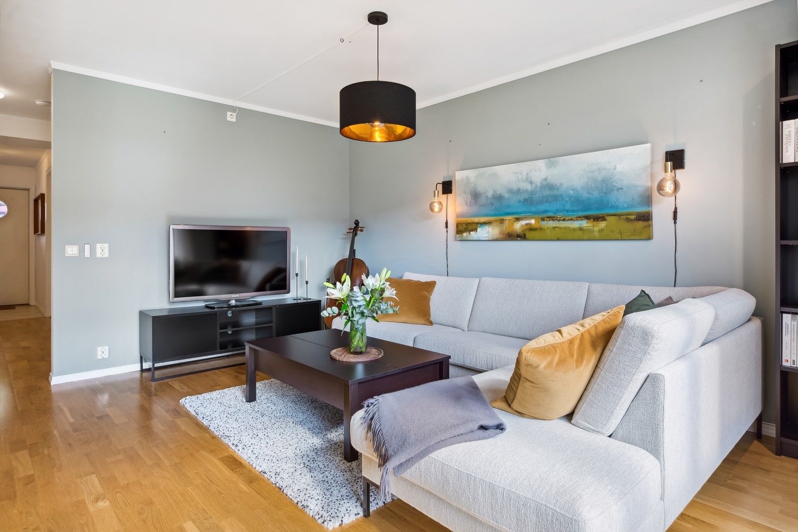 Kabel-TV og internett leveres av Altibox og er inkludert i de månedlige felleskostnadene. Hver beboer kan velge tv, internett, eller litt av begge til samme månedspris. Galleribilde