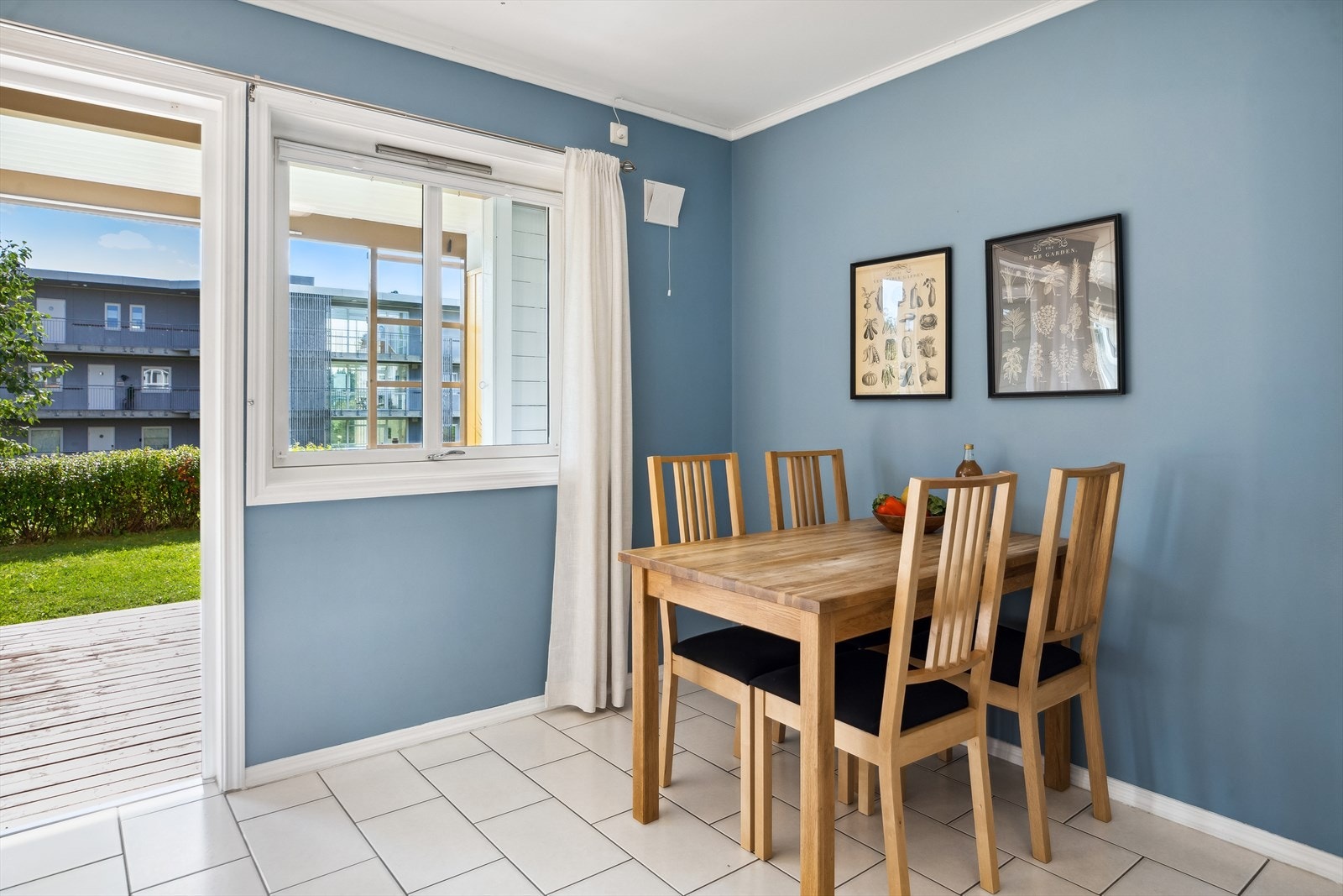 Det er godt med plass for etablering av spisegruppe inne i kjøkkensonen. En kvalitet man vil sette pris på i hverdagen! Galleribilde