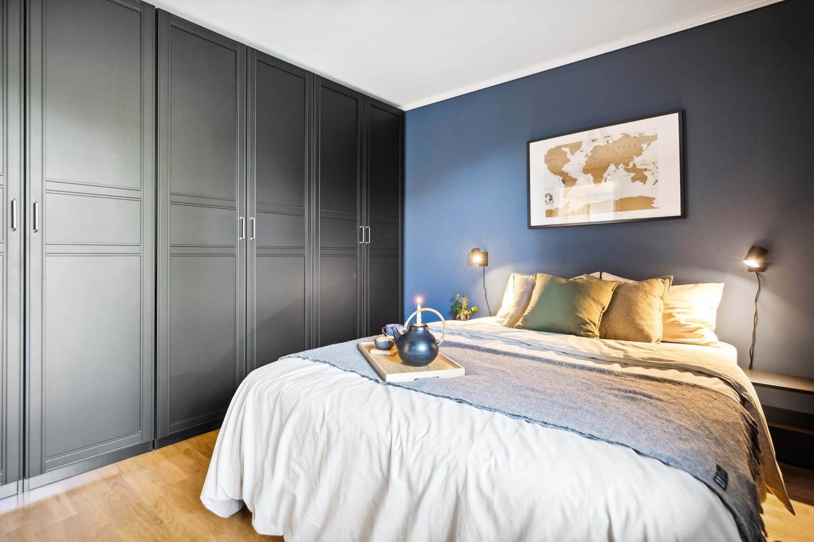 Soverommet byr på svært mye oppbevaringsplass, i store garderobeskap. Galleribilde