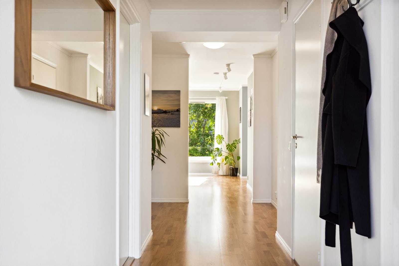 Mellom stue- og kjøkkensonen har man en romslig gang, som skaper et naturlig skille inn mot soverommene. Galleribilde