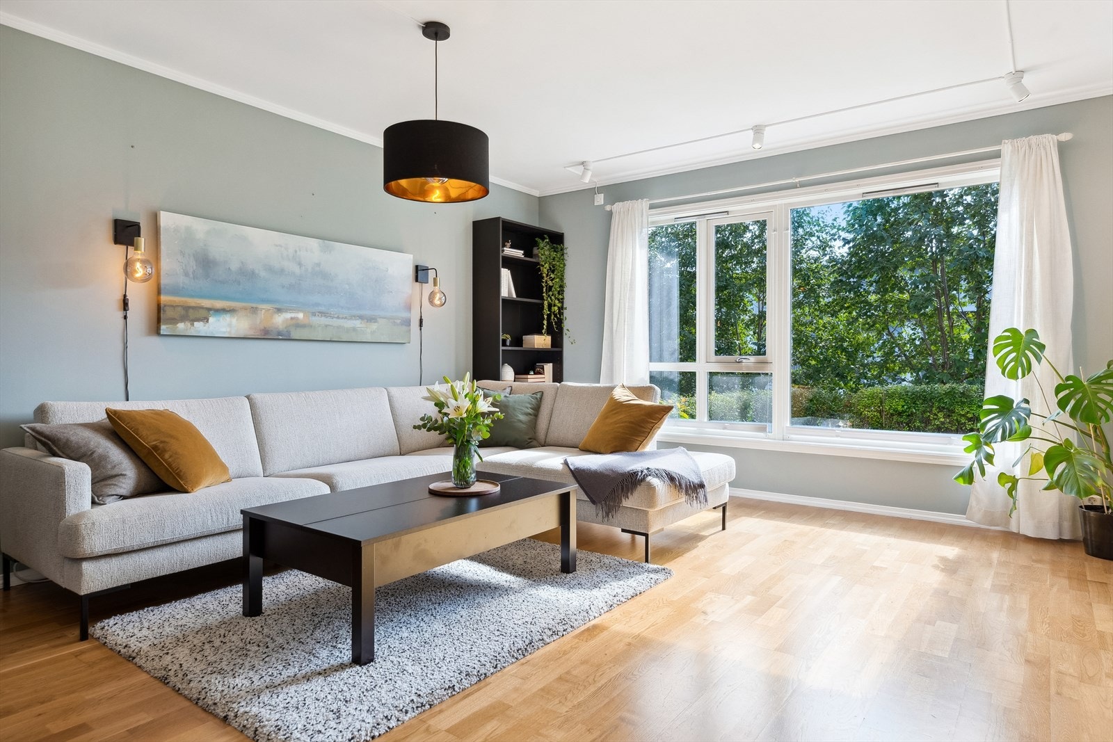 Boligen har flott beliggenhet i 1. etasje, og byr på en svært praktisk planløsning. Galleribilde