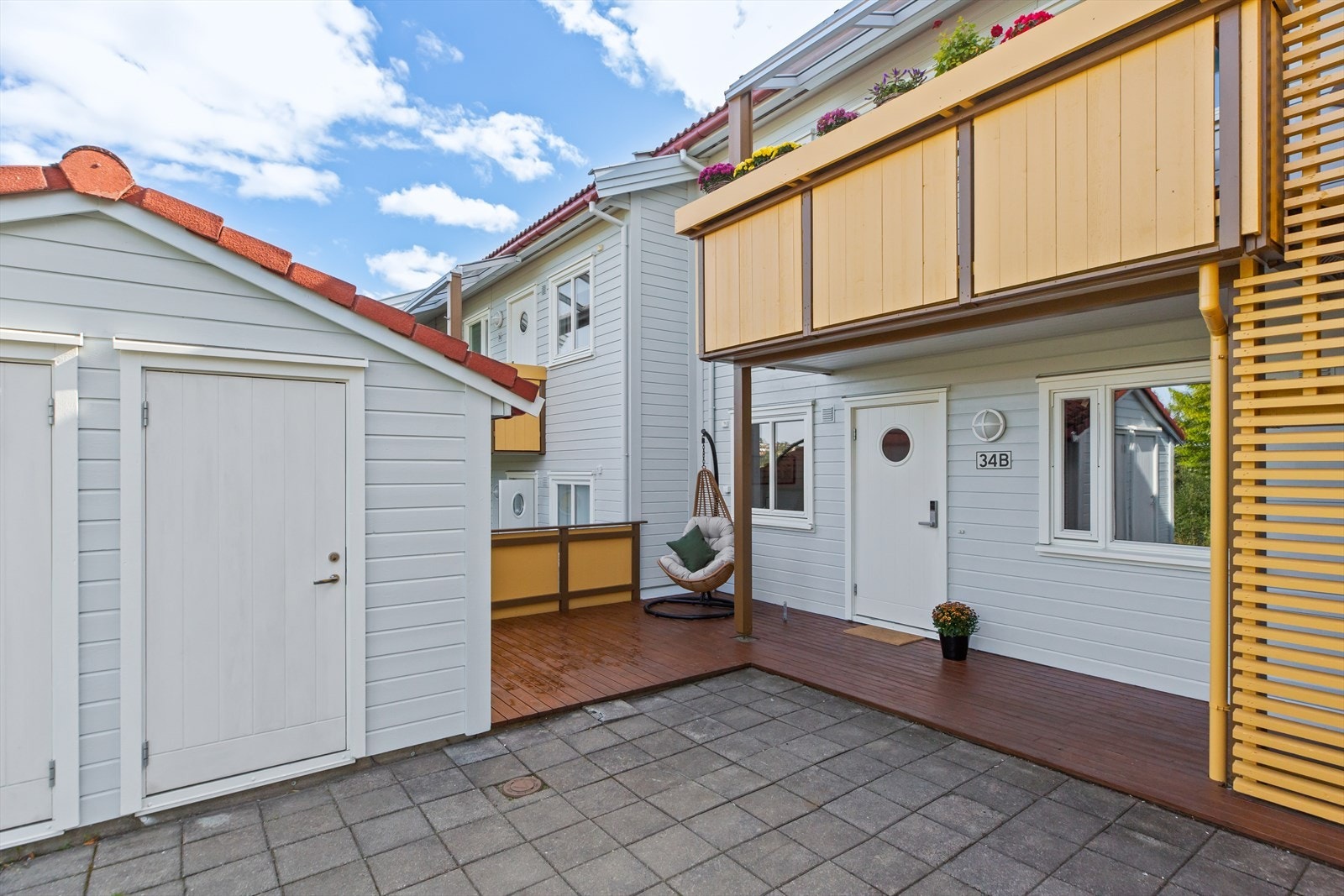 Leiligheten har fantastiske uteplasser, både på for- og baksiden av boligen. Det er utvendig bod med stikkontakt, i umiddelbar nærhet til inngangspartiet. Galleribilde