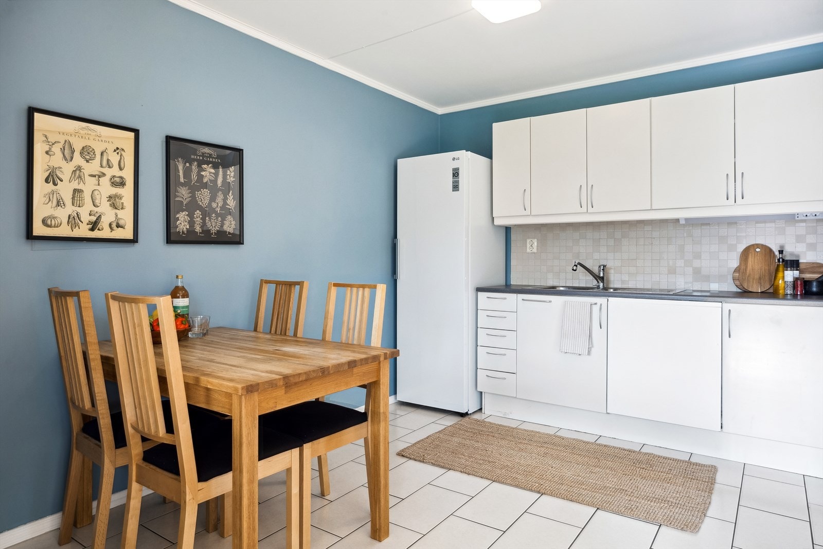 Kjøkkenet er delvis adskilt fra stuen. Rommet er på ca. 12 kvm og byr blant annet på en tidløs innredning. Galleribilde