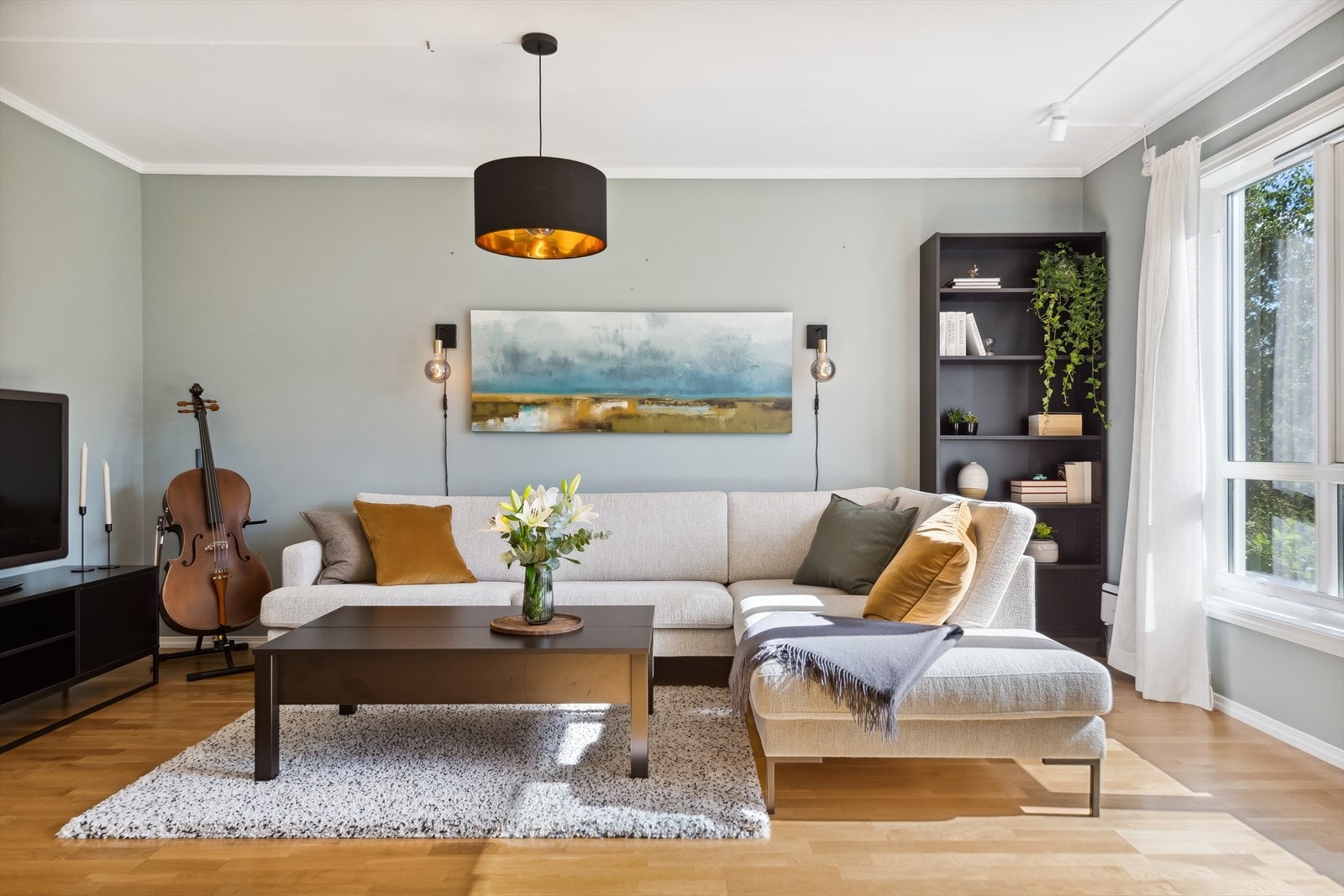 Boligens store stue blir fort samlingspunktet i leiligheten. Rommet utgjør ca. 18,5 kvm. De moderne og tidløse overflatene, gjør det enkelt å supplere med ulike tekstiler. Galleribilde