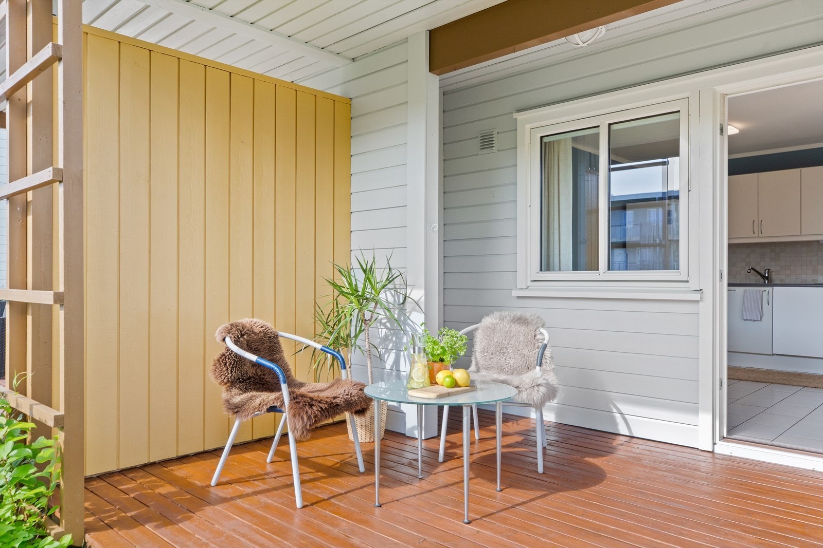 Terrassen er overbygget og solrik. Uteplassen er ca. 9,5 kvm, noe som gir mulighet for ulikt utemøblement. Galleribilde