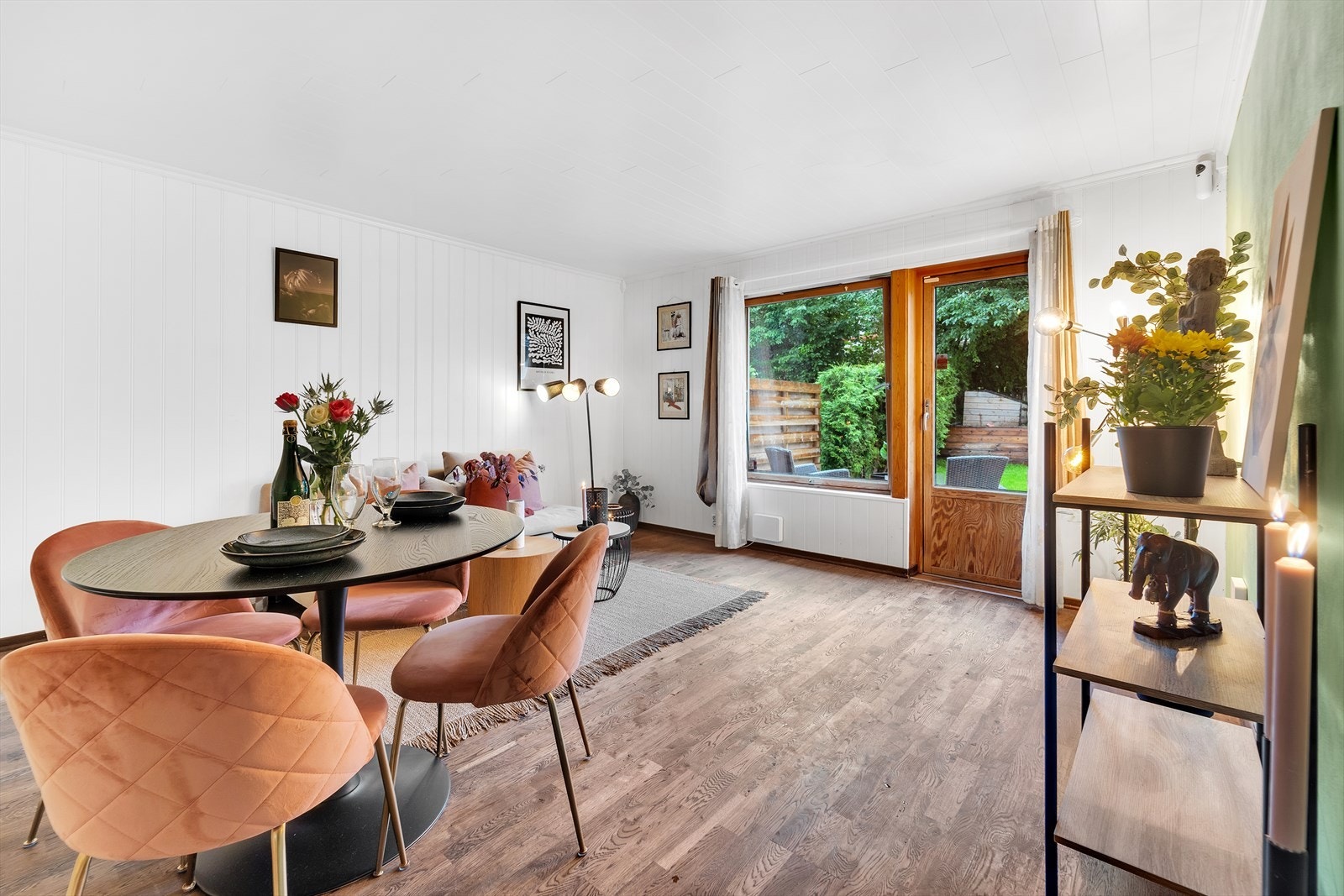 Overflater består av parkettgulv og nymalte vegger. Galleribilde