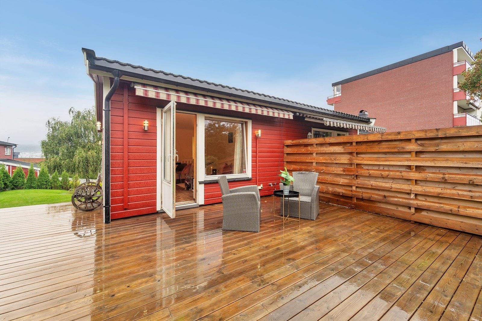 Terrasse med plass til utemøbler, ideell for grilling. Galleribilde