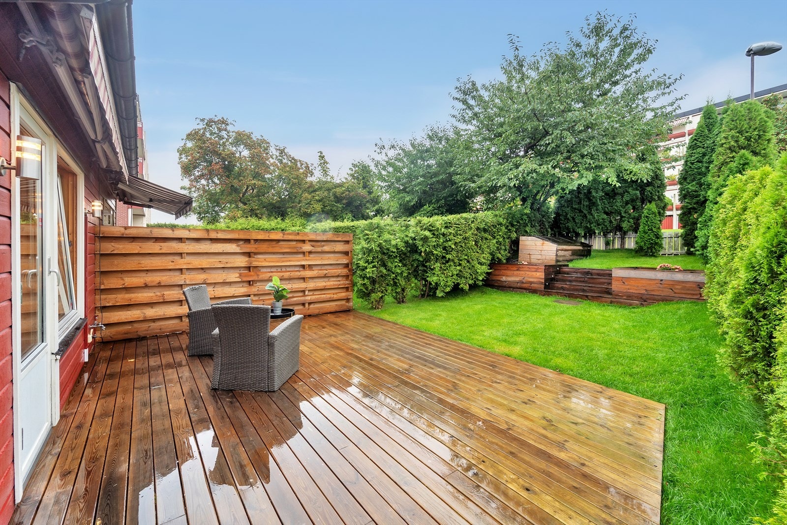 Stor terrasse på ca. 28 m² med gode solforhold for avslapning. Galleribilde