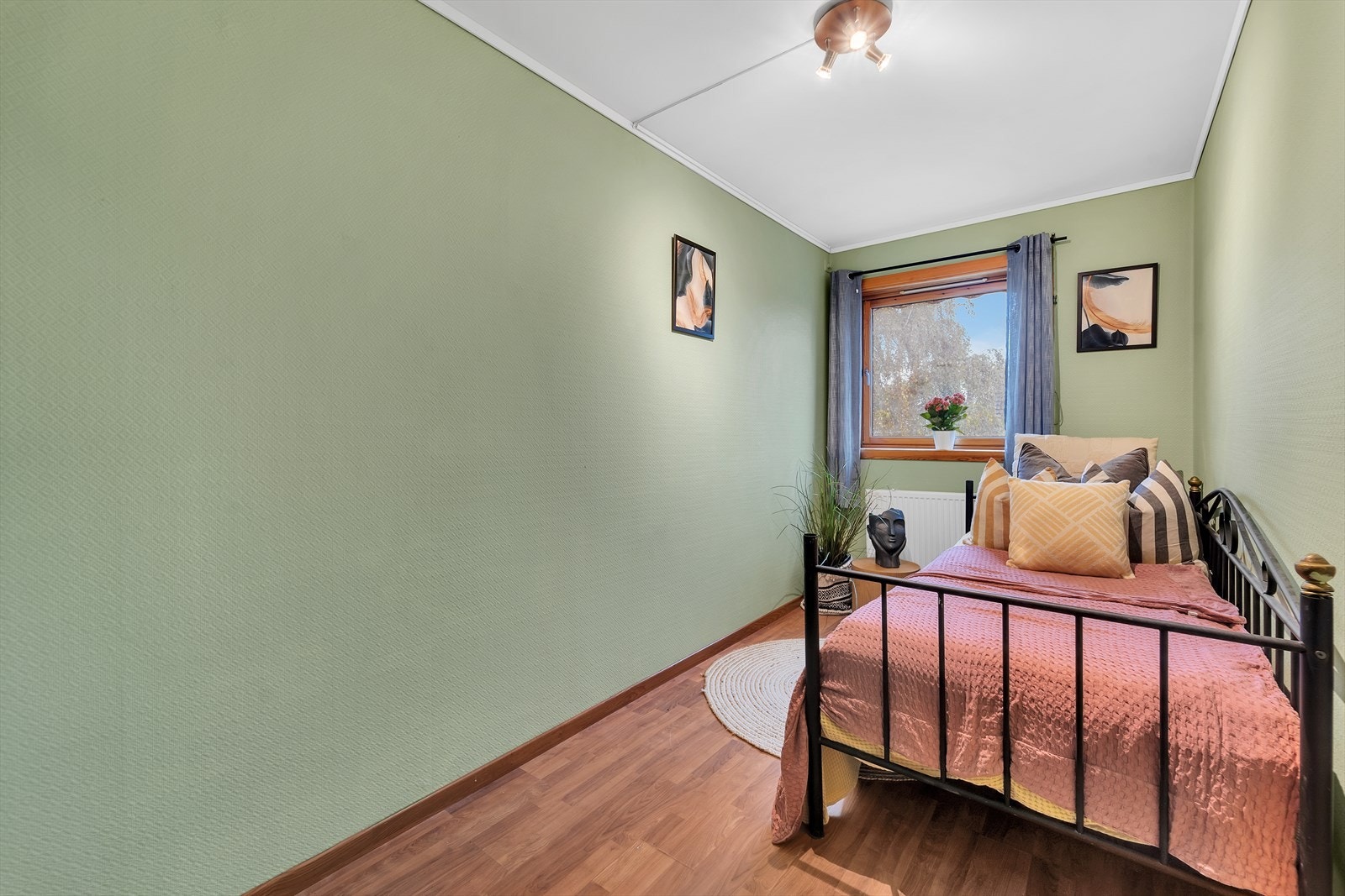 Her er det plass til enkeltseng, skrivebord eller garderobeskap. Galleribilde