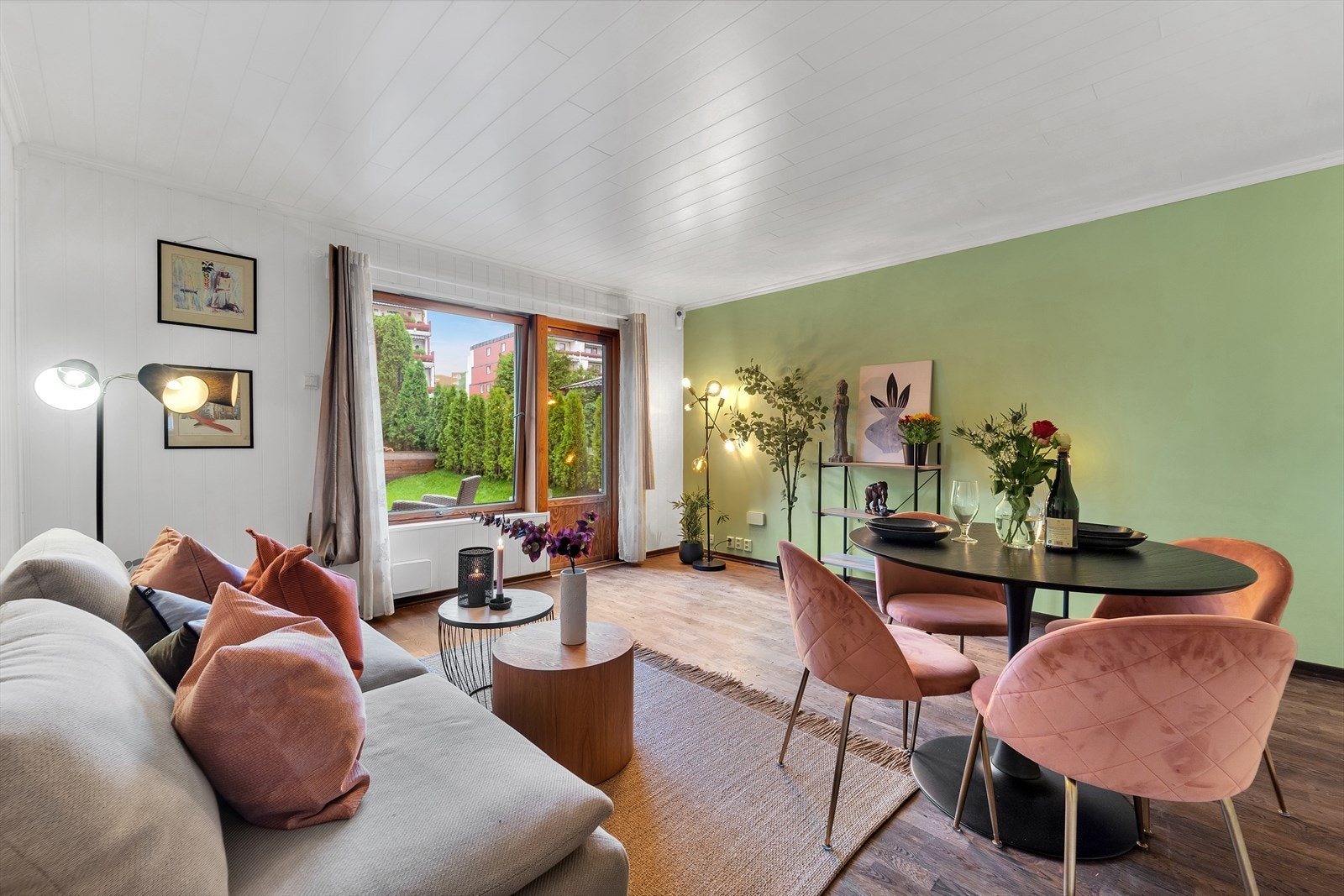Praktisk planløsning med entré/gang, soverom nr. 1, baderom, trapperom og bod i underetasje. I 1. etasje finner vi separat kjøkken, soverom nr. 2 og stue med utgang til terrasse og hage. Galleribilde